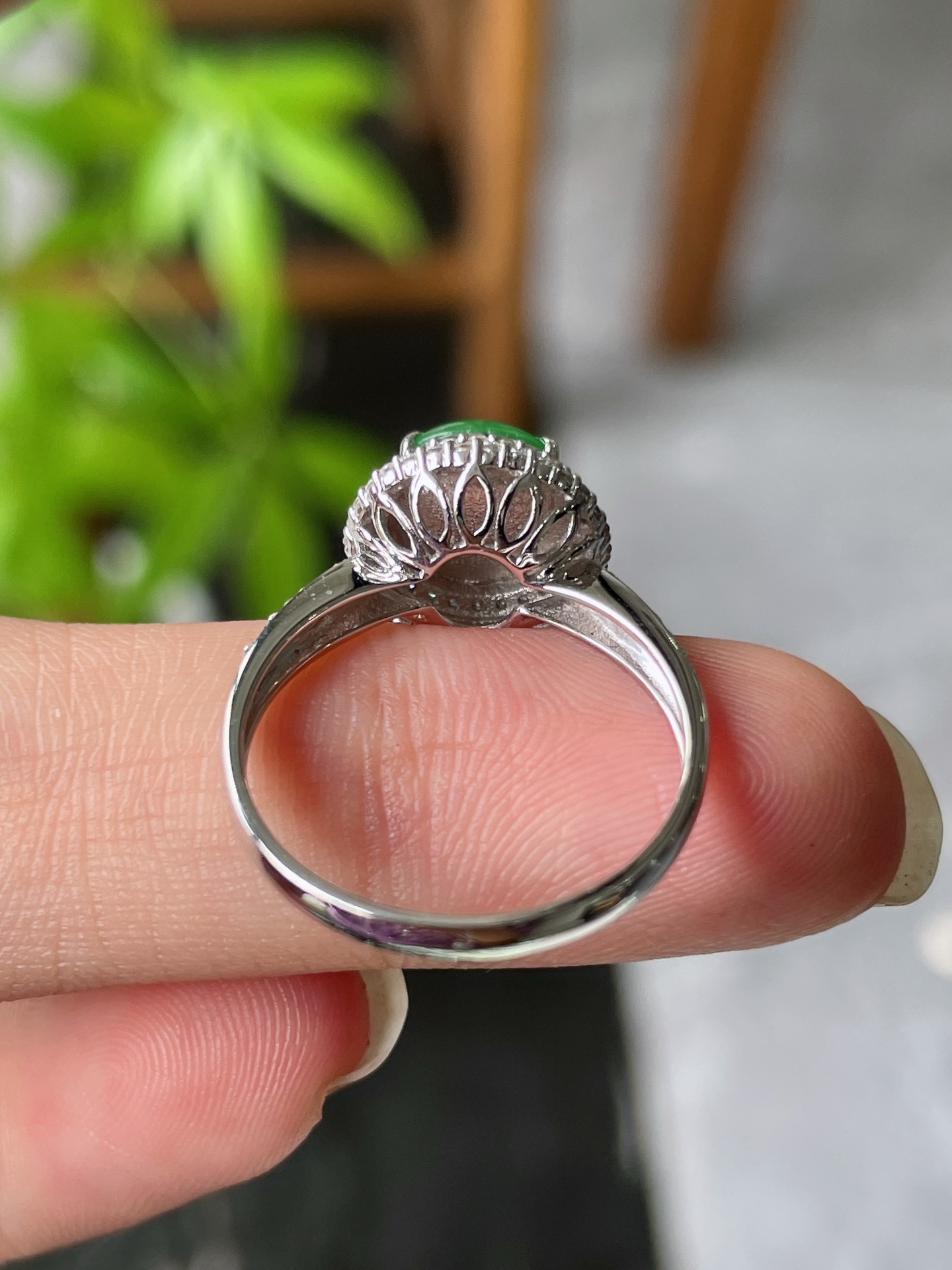 18k金钻豪镶冰阳绿蛋面戒指，裸石8.2-8.2-3mm S16