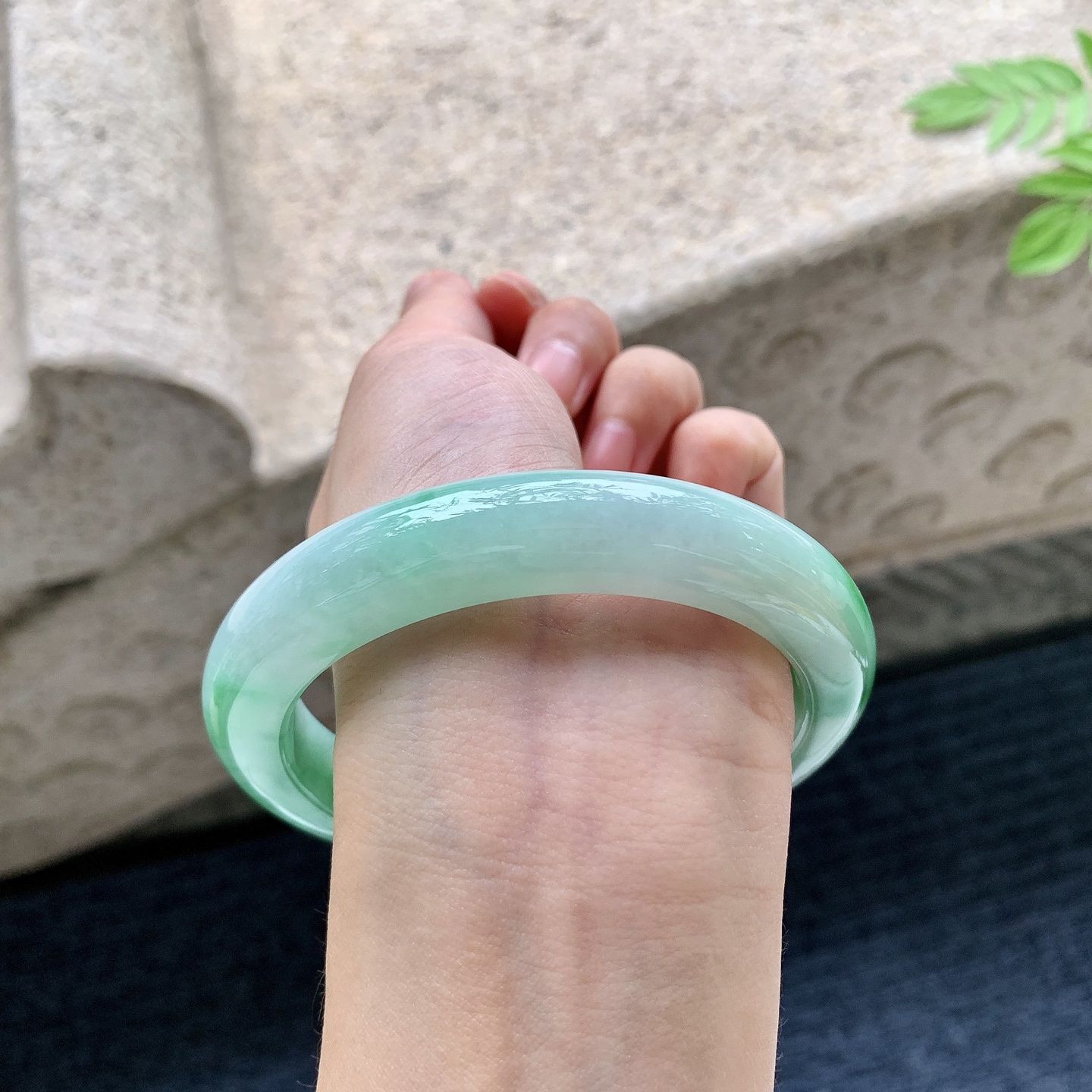 正圈62 63 圈口63.4/12.4/10.4 编码T1090711 细糯飘绿，水润，种老，细腻，有纹线