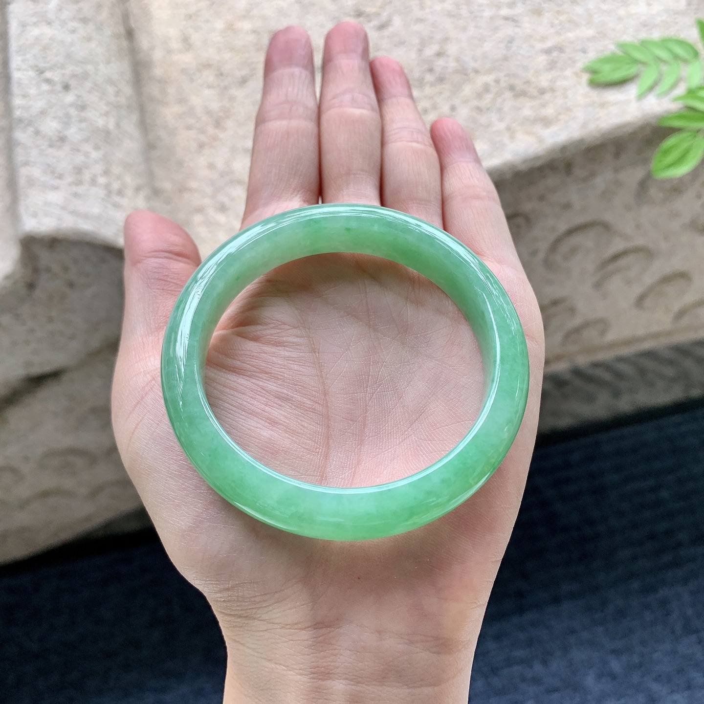 正圈53 54 圈口54.6/11.2/7.5 编码BA090705 阳绿，水润，种老，细腻，打灯有