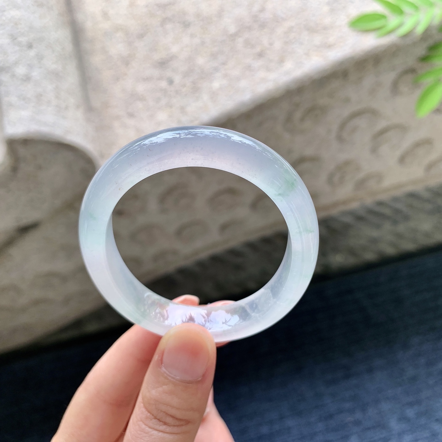 贵妃52 53 圈口53.3/45/10.3/7.2 编码C11091505 冰飘绿，清透，水润，种老，细腻，打灯有絮线