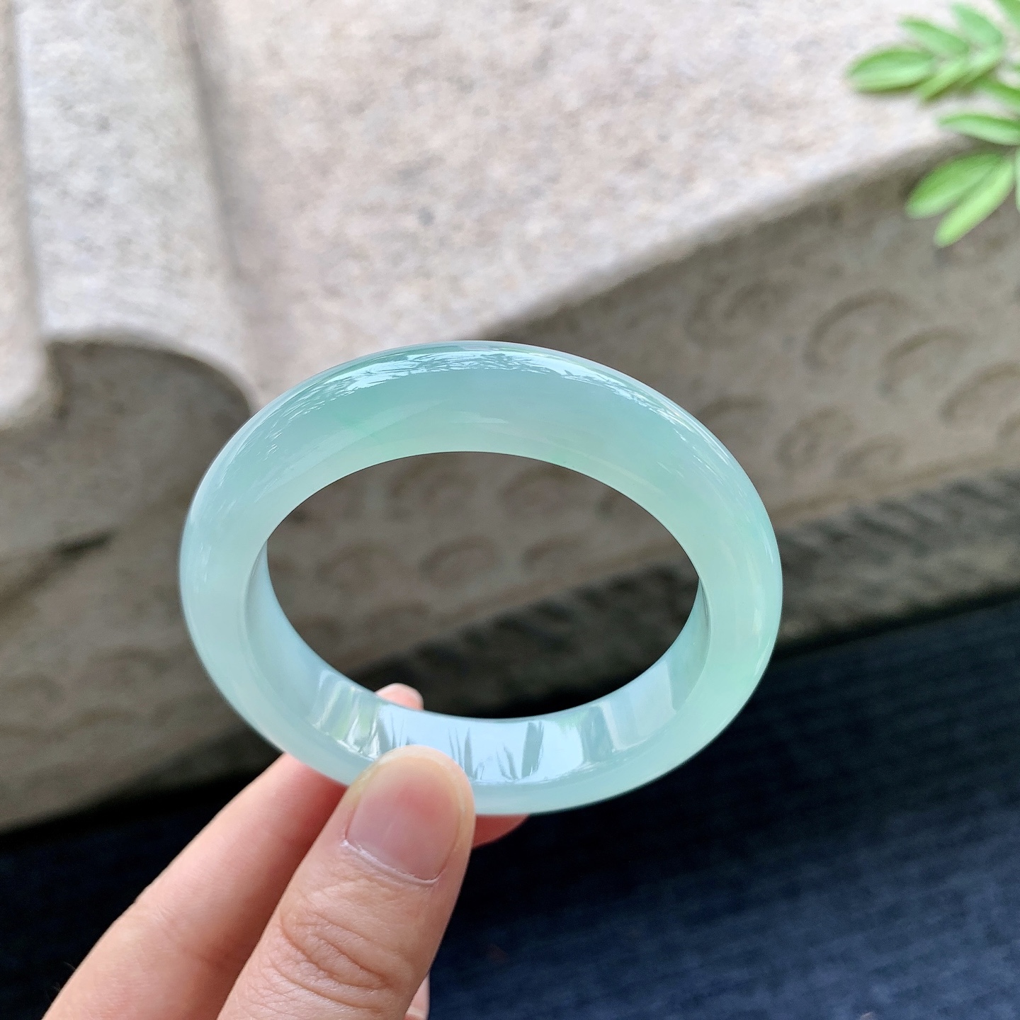 正圈49 50 圈口50.1/11.6/8.4 编码DZ090909 冰糯晴绿，水润，种老，细腻，打灯有絮线