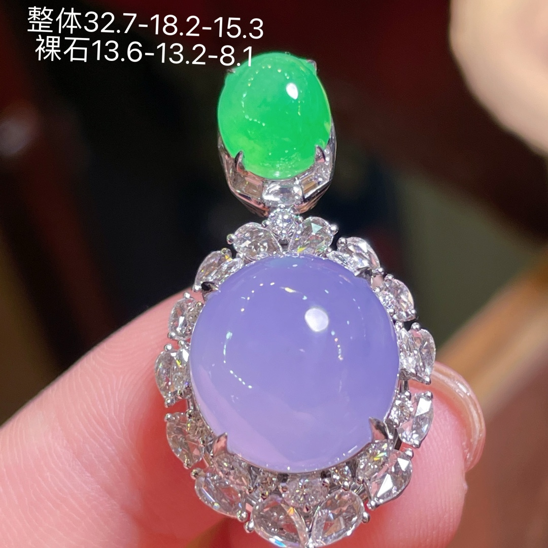 ️翡翠A货 蛋面吊坠，满色，料子冰润细腻，种老起光，18k金镶真钻，上身佩戴效果很好 尺寸如图，