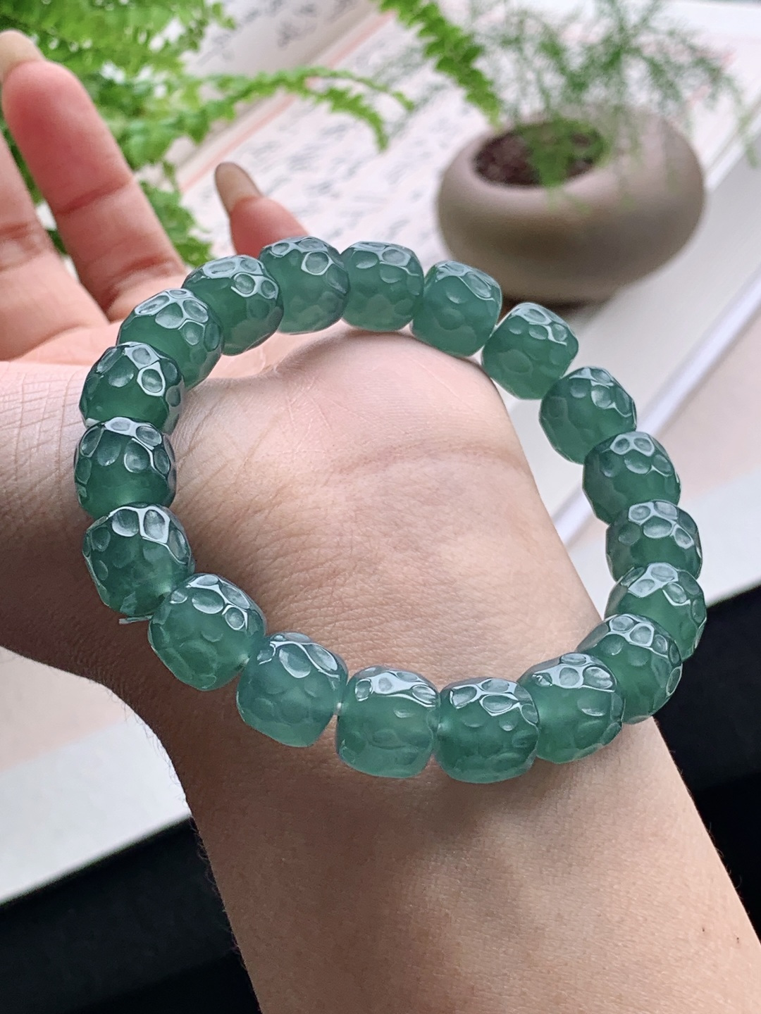 【珠子】️冰天空蓝手串路路通手串 【说明】 性比高 老蓝水 【尺寸】11.2-10.2 【重量】51.6克