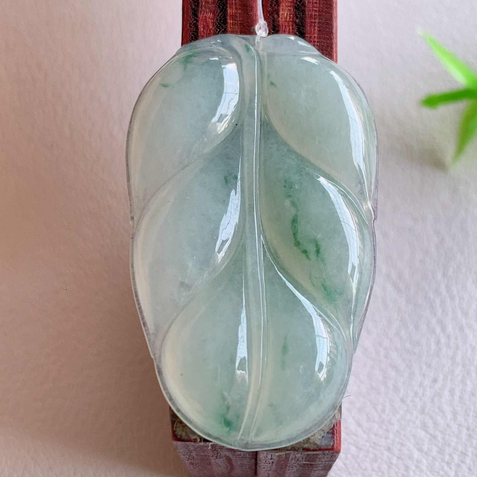 冰润飘花金枝玉叶翡翠吊坠  老种起胶感  飘花灵动  寓意“金枝玉叶，大业有成，一夜成名”  饱满大气，水润通透。W49.13 尺寸：36.2-21.8-4.2mm