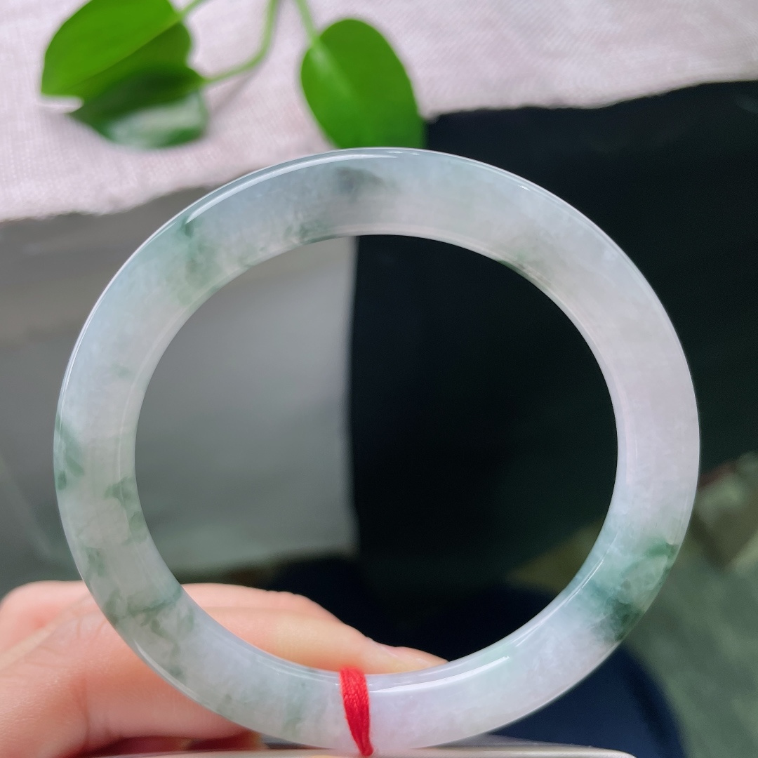 55.6/8.7，飘花圆条，一点皮纹，如烟浅紫漫遍镯身，泼墨飘花洒脱随性，莹润玉质，演绎东方诗意美学。ss59034a