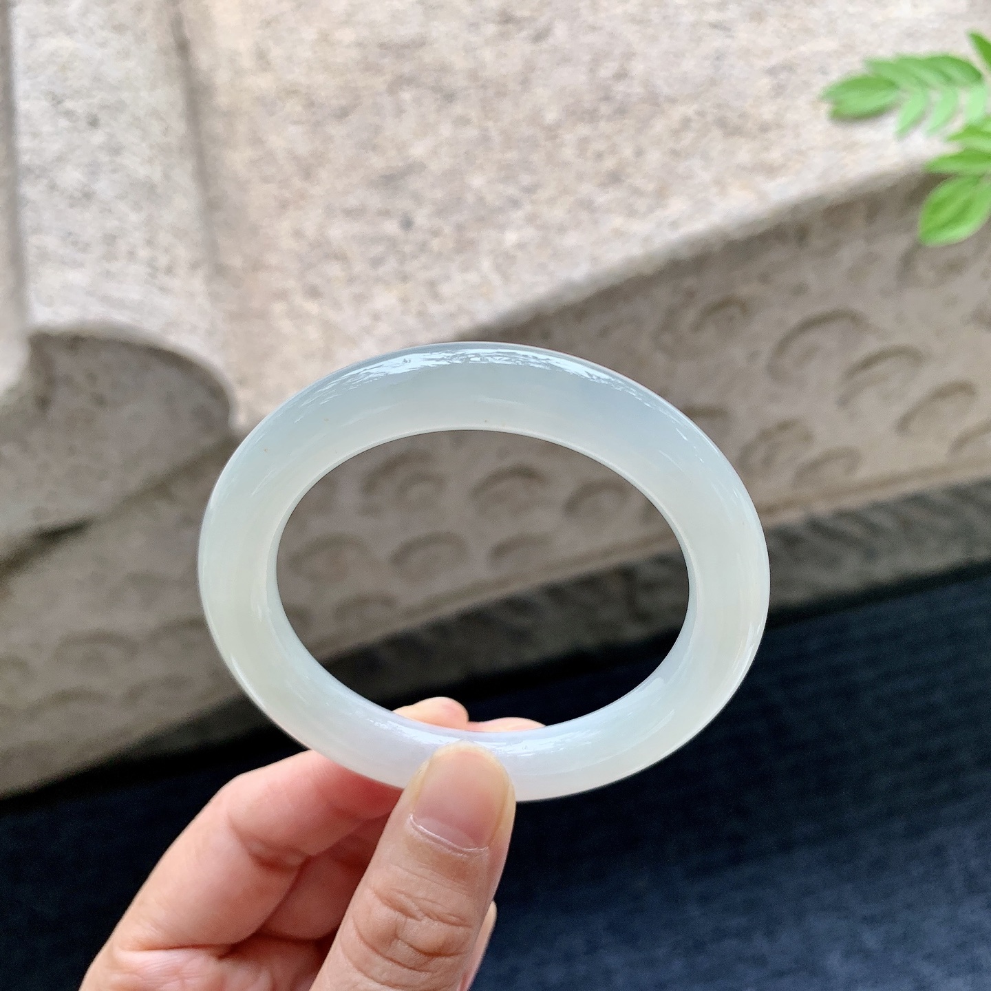 圆条51 52 圈口52.2/9.5/9.4 编码B2090716 细糯底色，水润，种老，细腻，有纹线
