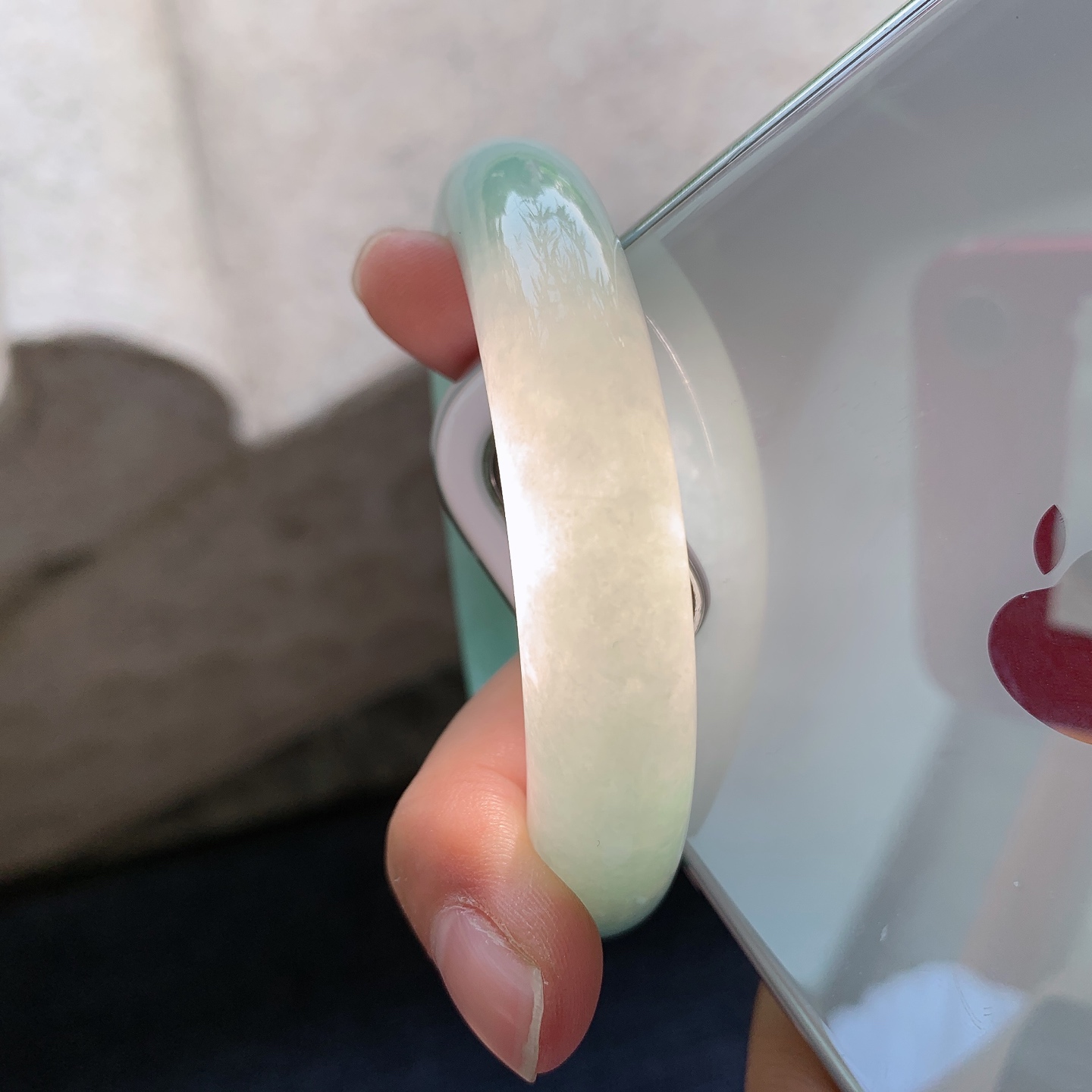 正圈54 55 圈口55.7/12.3/8.4 编码AD091517 细糯飘绿，水润，种老，细腻，打灯有棉线