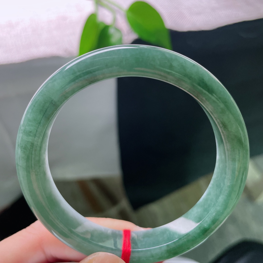 58/12.2/8.8，油青正圈，色线，镯身圆润宽厚，贴合腕间曲线，平安镯寓意岁岁平安顺遂无忧。ss