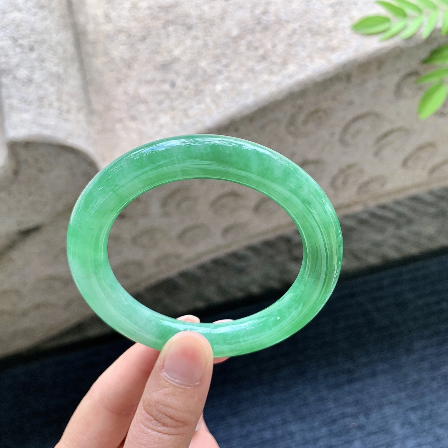 圆条54 55 圈口55.3/10.5/10.8 编码W6091537 辣绿，水润，种老，细腻，无裂