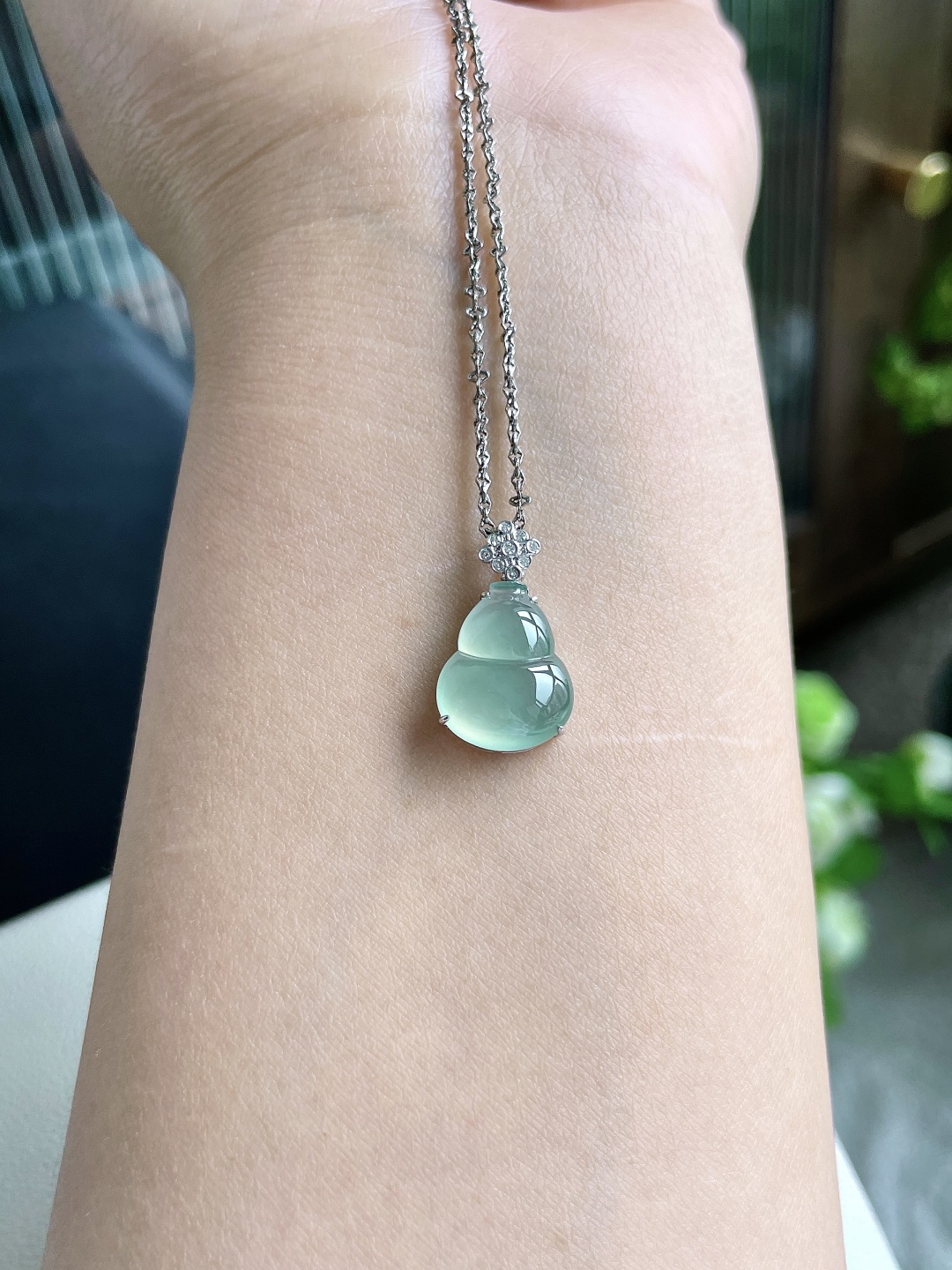 【镶嵌】冰晴水葫芦吊坠 【说明】缅甸 18k金镶嵌 无裂 性比高 【整体】20.4-11.7-6.3 【裸石】14.6-11.7-5.4 【重量】2克