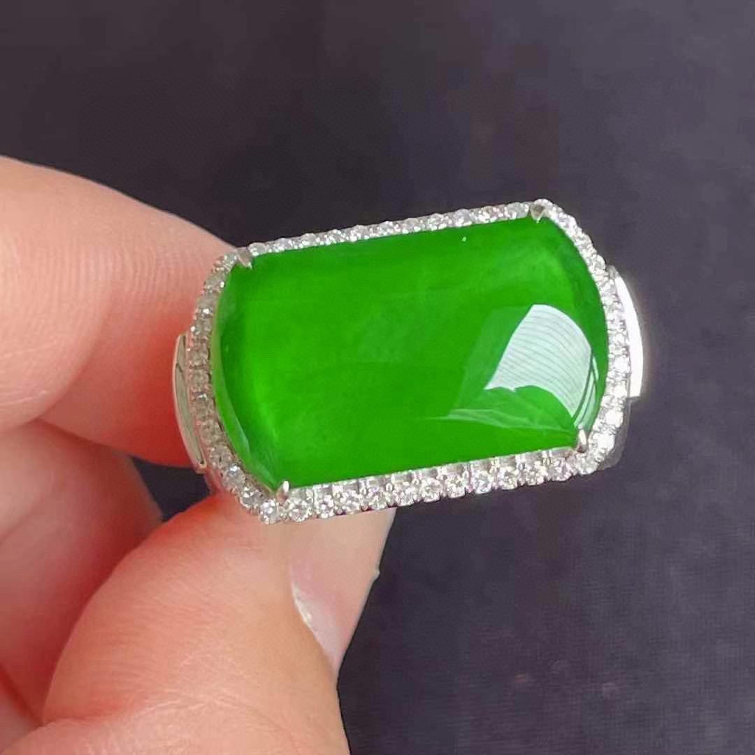 ️ 满色辣绿马鞍戒指 18k金钻镶 种好色艳 细腻感十足 品质杠杠滴 无裂，19.2-11.7-4
