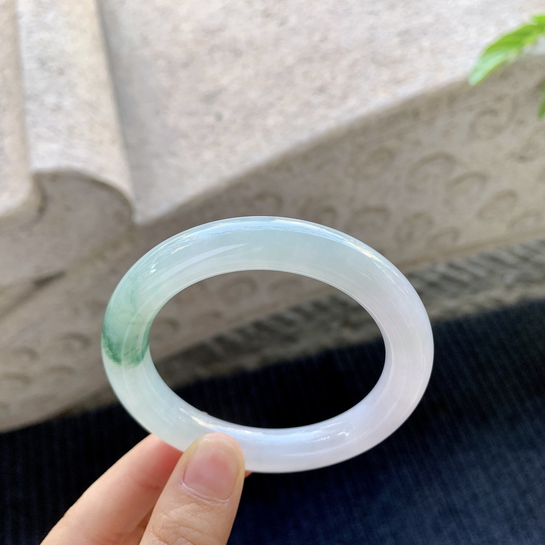 圆条53 54 圈口54.1/19.7/10.5 编码FL091341 糯冰飘绿，水润，种老，细腻，打灯有纹线