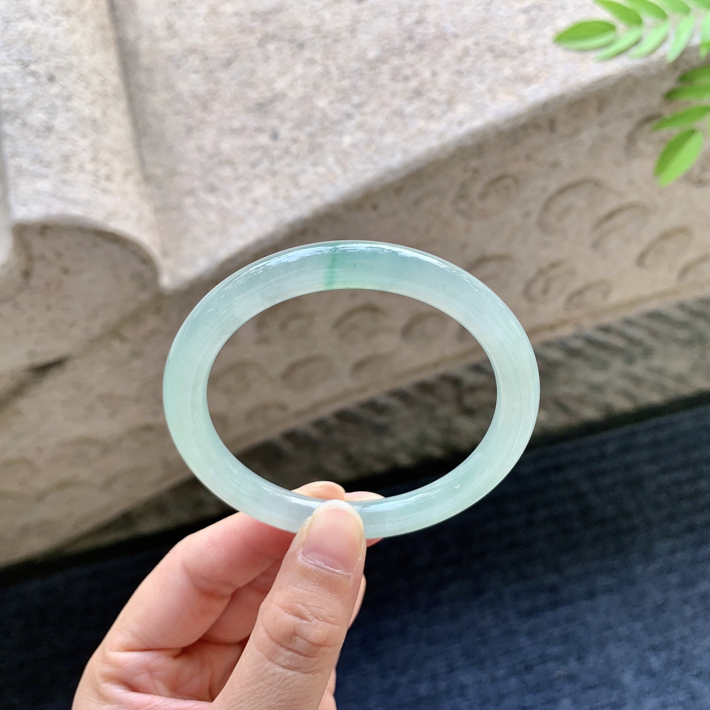 圆条54 55 圈口55.3/7.6/7.6 编码AD091518 糯冰飘绿，水润，种老，细腻，打灯有纹线