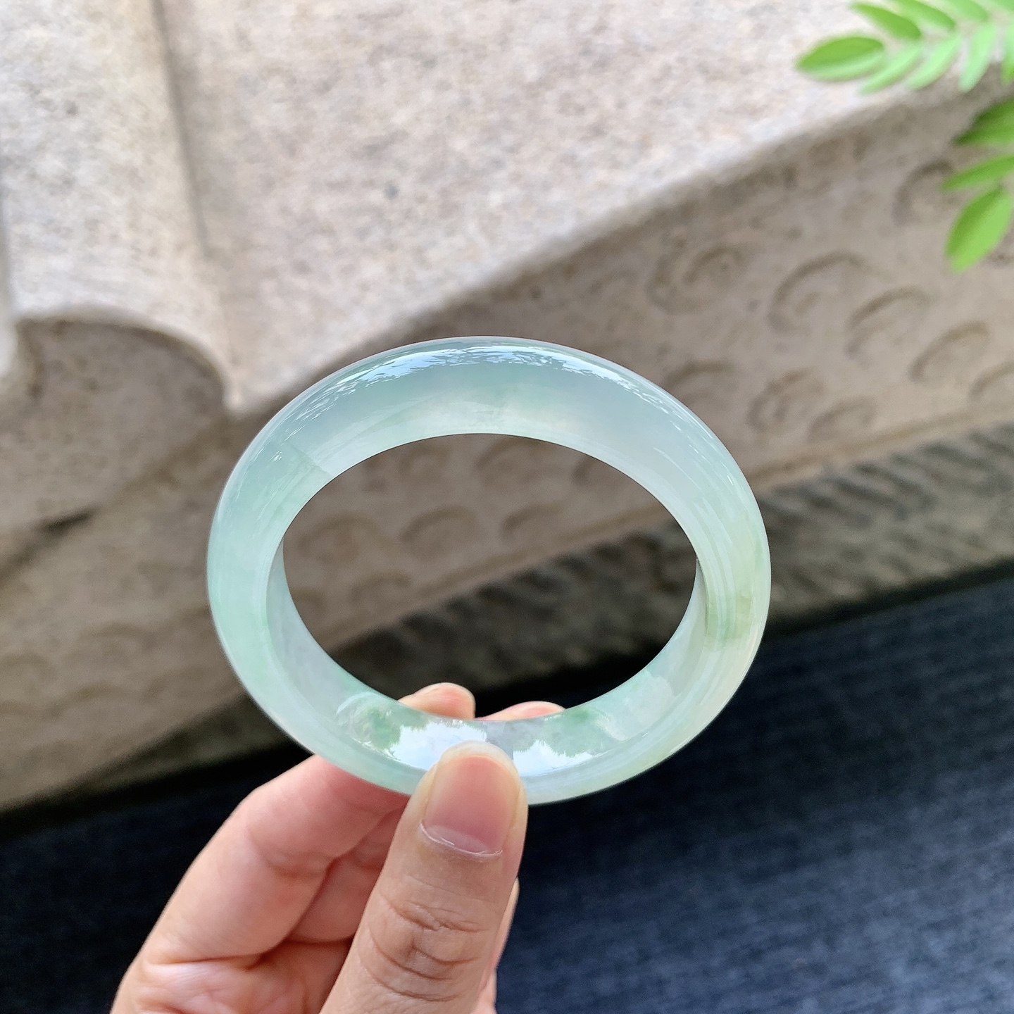 正圈52 53 圈口53/12/8.3 编码B2091523 冰糯飘绿，水润，种老，细腻，打灯有絮线