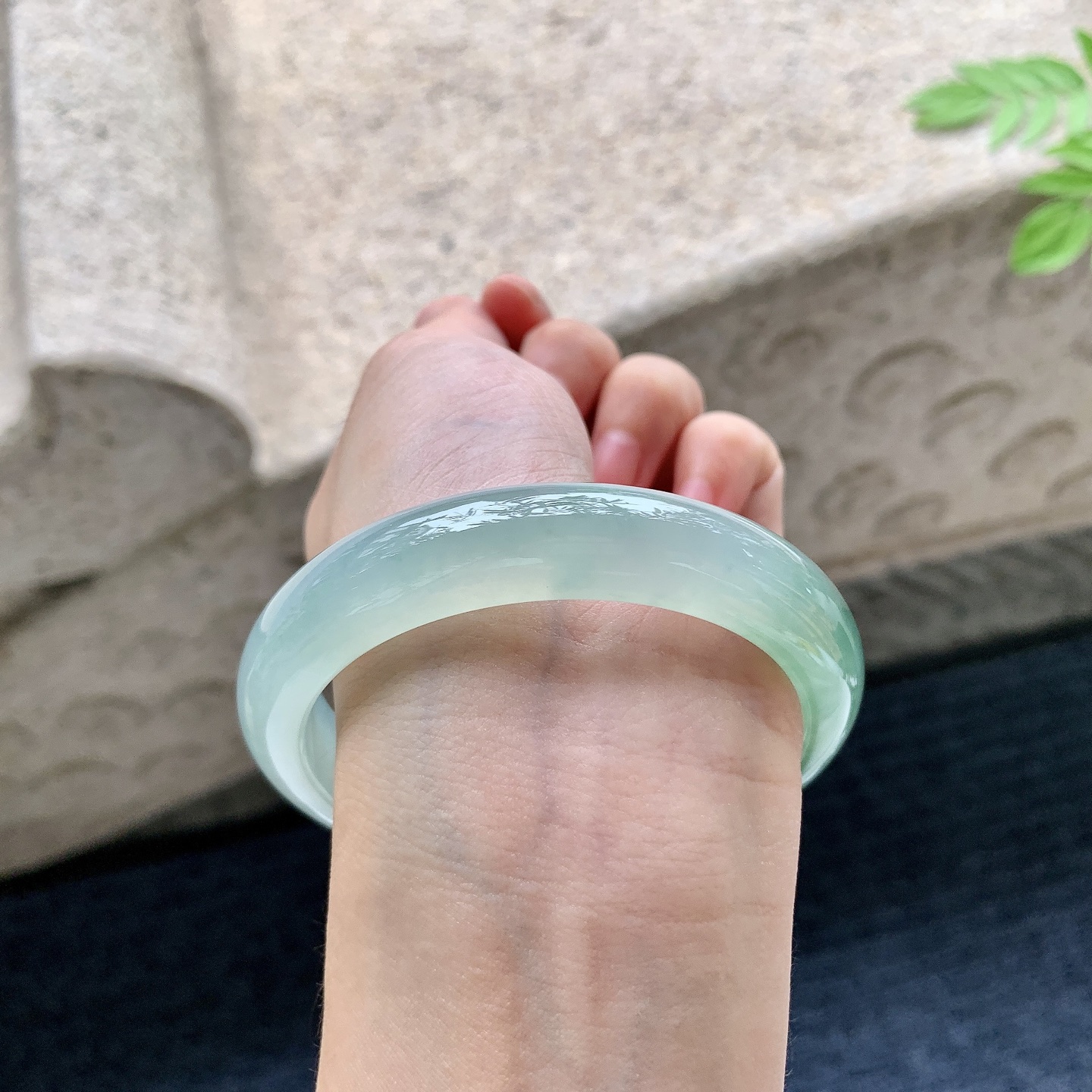 正圈58 59 圈口58.2/12.5/8.5 编码Q5090725 糯冰飘绿，水润，种老，细腻，打灯有棉线