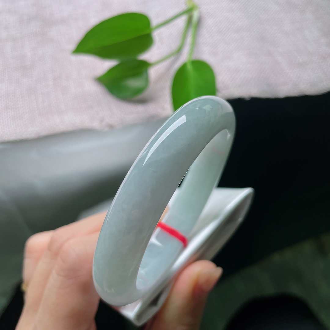 58.4/13/8.7，蓝底正圈，一点皮纹，种水清爽干净，玉光淡雅内敛，经典正圈版型，上手温婉端庄大气。ss59011a