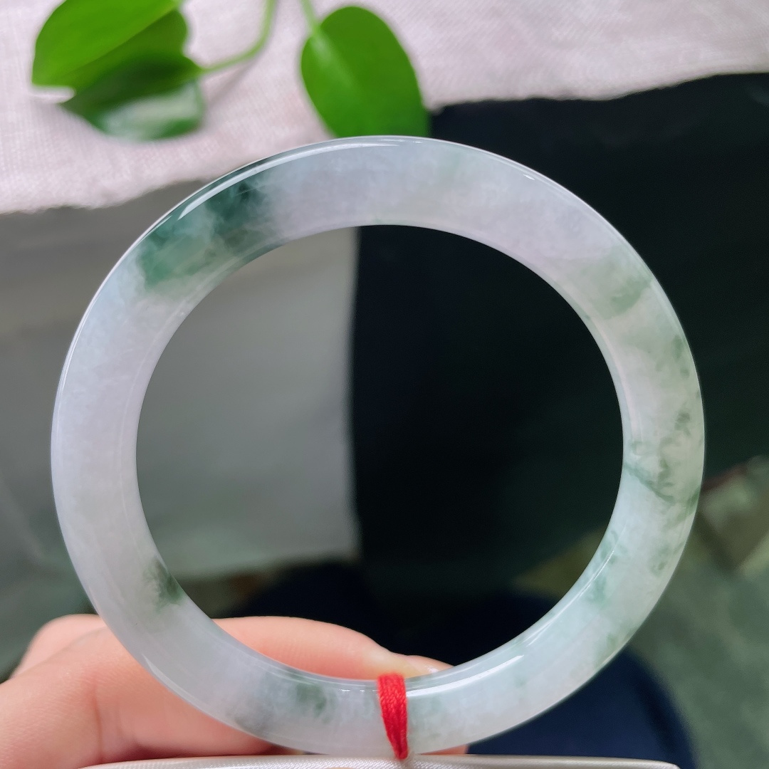 55.6/8.7，飘花圆条，一点皮纹，如烟浅紫漫遍镯身，泼墨飘花洒脱随性，莹润玉质，演绎东方诗意美学
