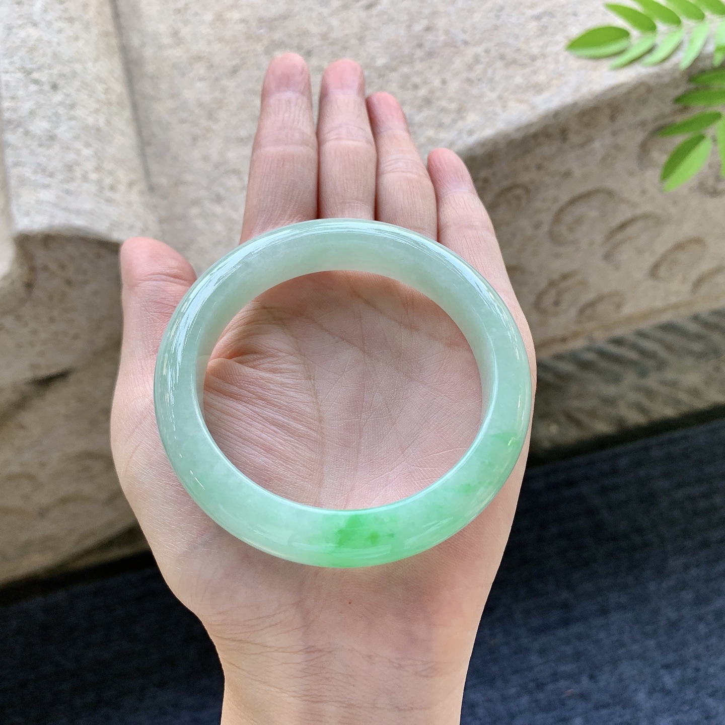 正圈54 55 圈口55.7/12.3/8.4 编码AD091517 细糯飘绿，水润，种老，细腻，打灯有棉线