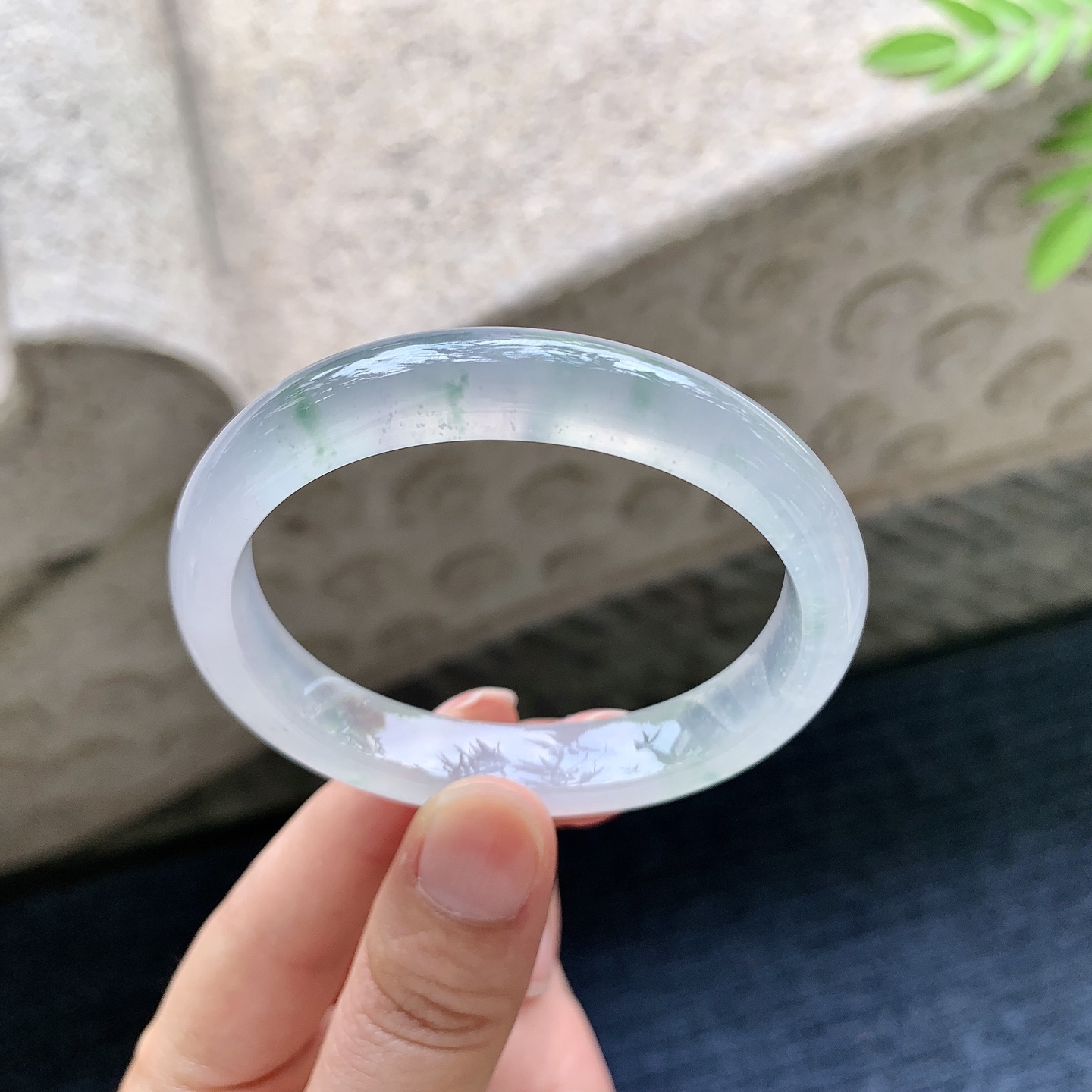 贵妃52 53 圈口53.3/45/10.3/7.2 编码C11091505 冰飘绿，清透，水润，种老，细腻，打灯有絮线