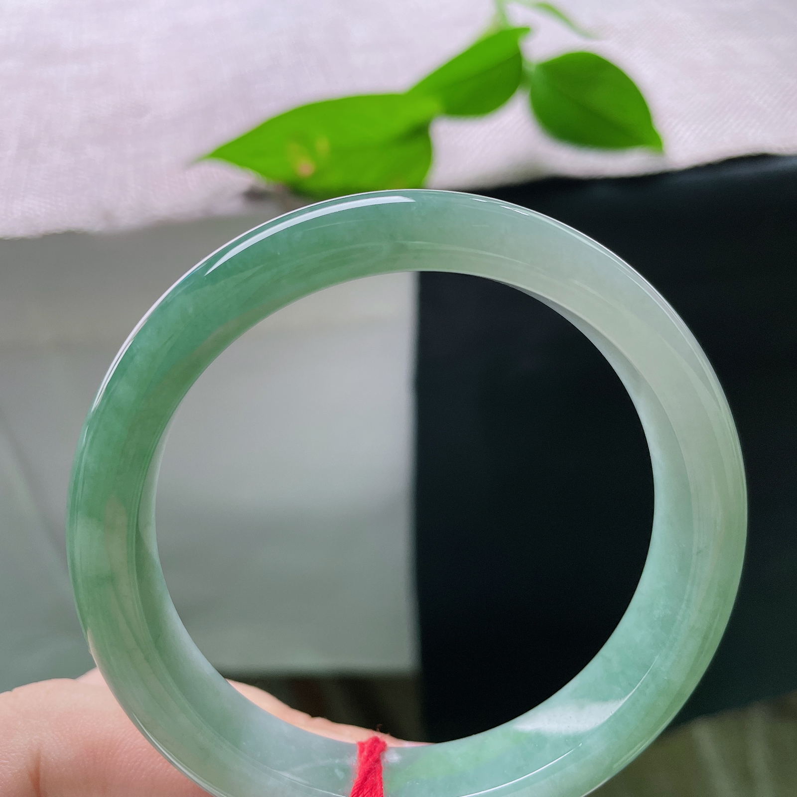 秒杀，57/11.8/8.2，绿底正圈，无裂，水光缓缓流转，褪去浮华温婉从容。ss57401a。