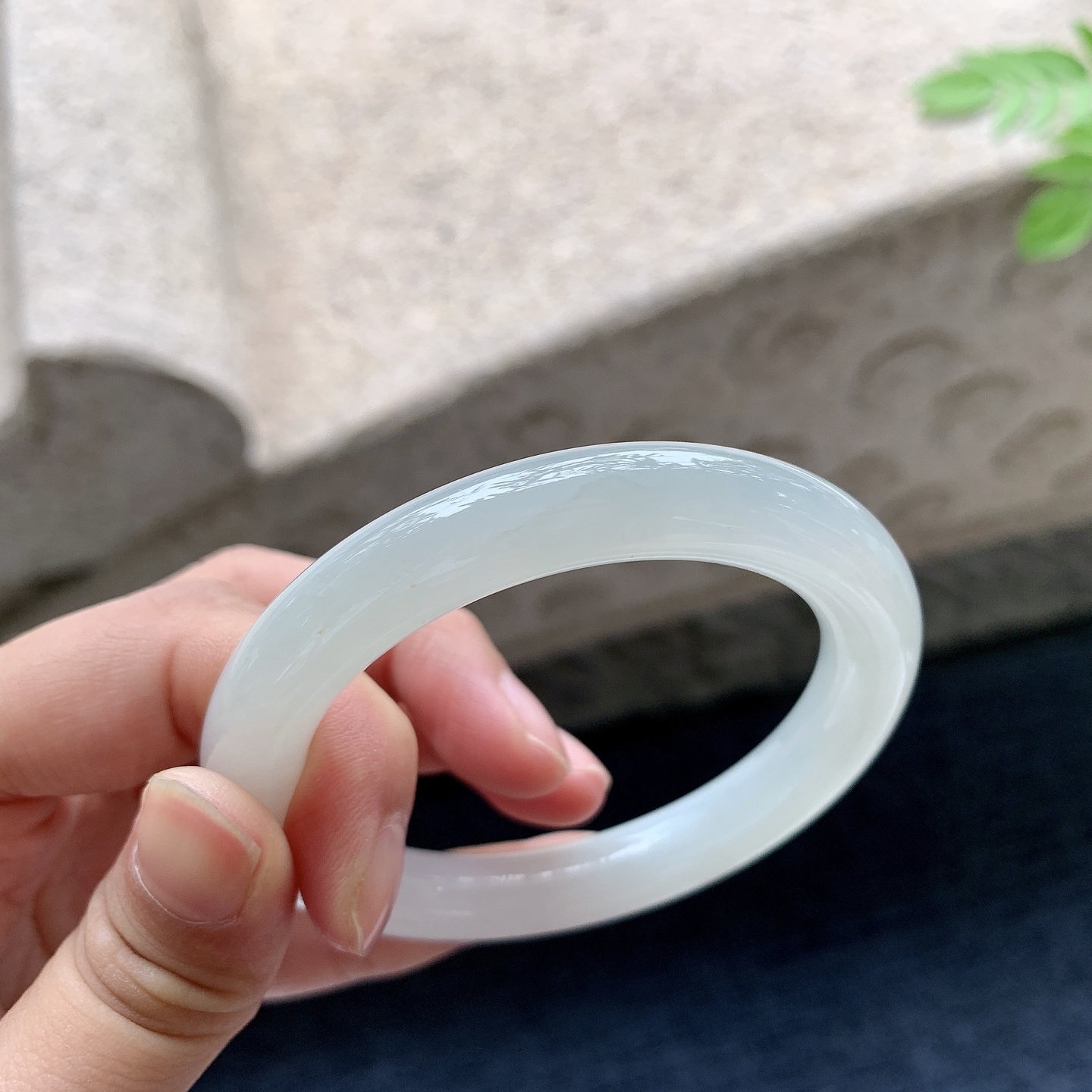 圆条51 52 圈口52.2/9.5/9.4 编码B2090716 细糯底色，水润，种老，细腻，有纹线