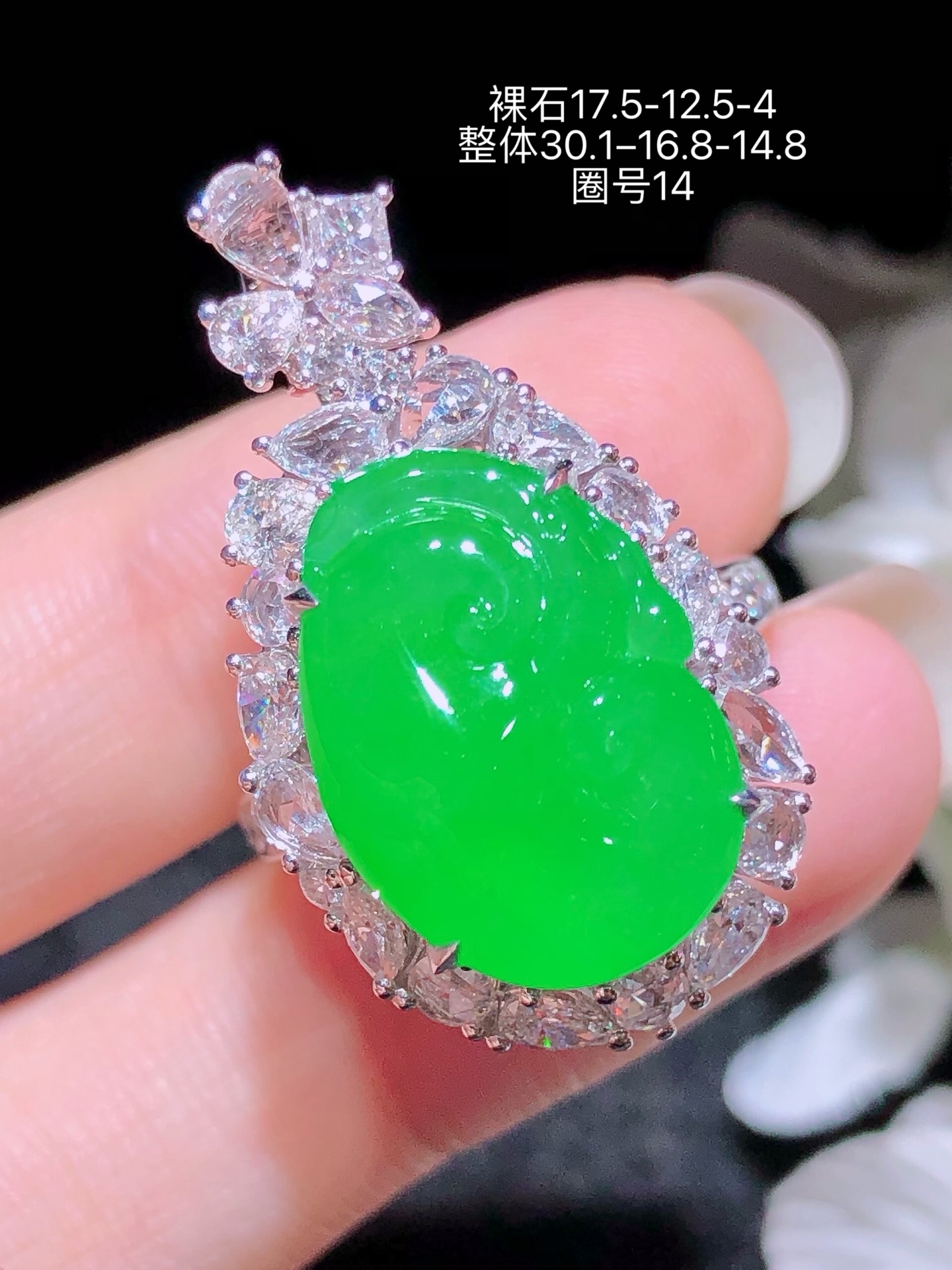 18K金镶 冰绿如意戒指 吊坠两用款 无裂, 水润色艳 品相饱满 配送银链苹果拍摄，实物更好看，17.5-12.5-4