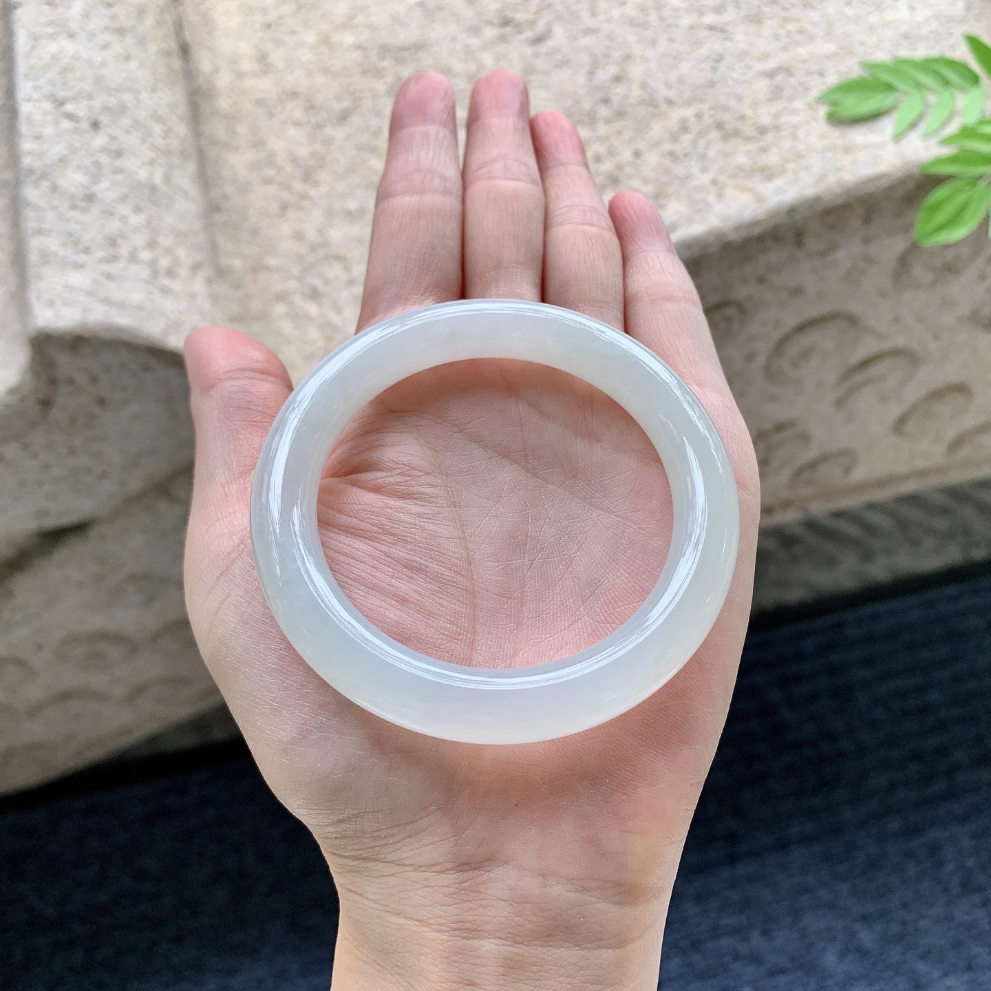 圆条51 52 圈口52.2/9.5/9.4 编码B2090716 细糯底色，水润，种老，细腻，有纹线
