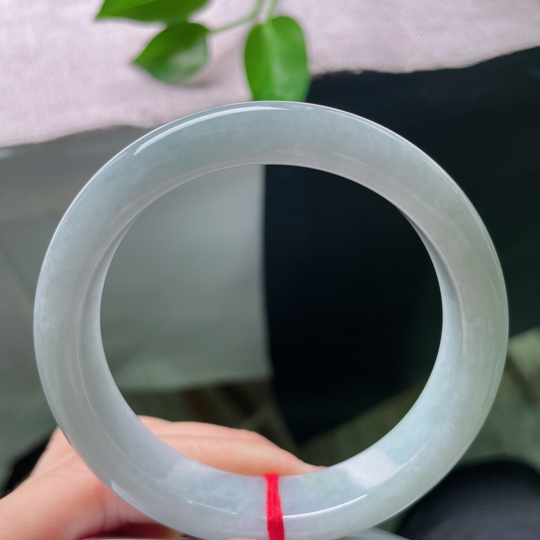 58.4/13/8.7，蓝底正圈，一点皮纹，种水清爽干净，玉光淡雅内敛，经典正圈版型，上手温婉端庄大气。ss59011a