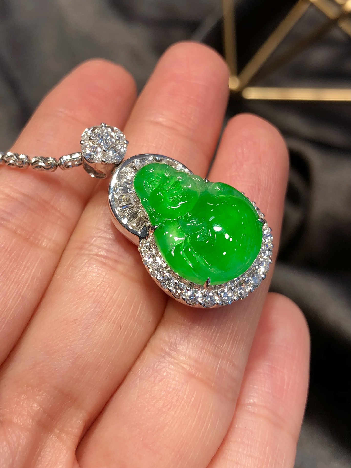 ️缅甸玻璃种饱满元宝佛公 手捧金元宝，饱满胶感起荧光，阳绿翠色，生动传神。捡漏高质量。整体29.2