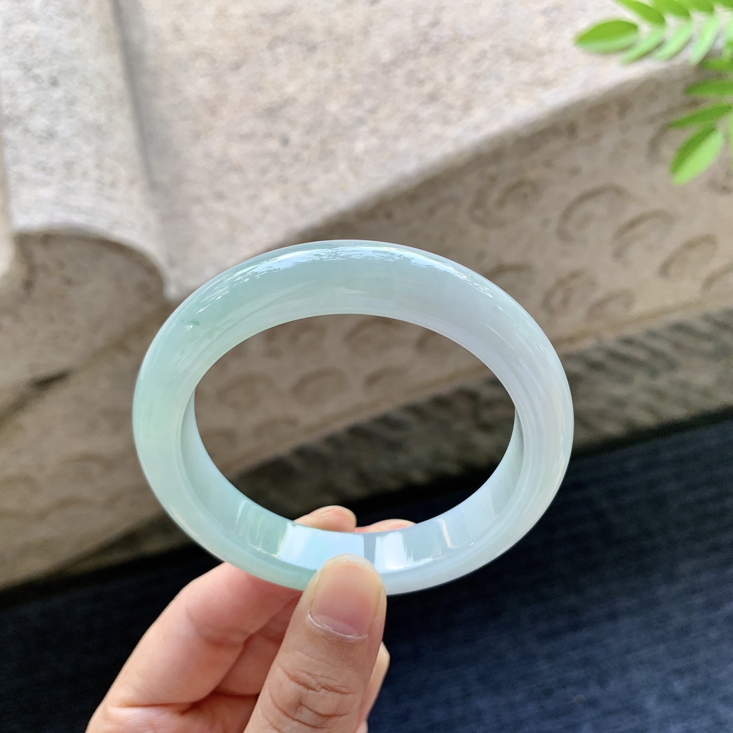 正圈54 55 圈口55.6/11.6/8.7 编码AD091519 细糯飘绿，水润，种老，细腻，无裂