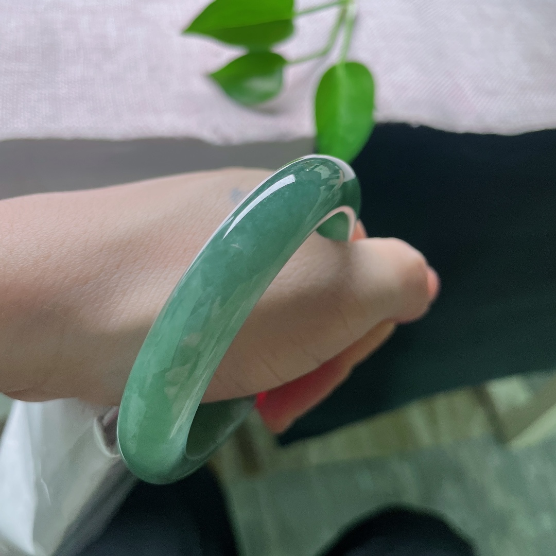 54.3/11.6/8.6，油青正圈，无裂，如深山静水凝于玉间，绿调深沉雅致，自带复古低调的韵味。ss59014a