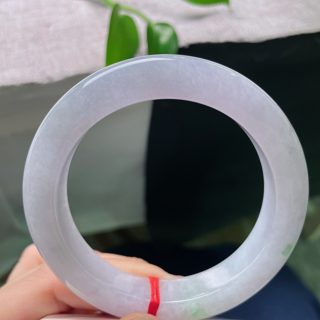 59/13/10.5，春彩正圈，一点皮纹，玉质细腻胶感十足，白底衬俏绿，像春风携翠落于素玉之上。ss59037a