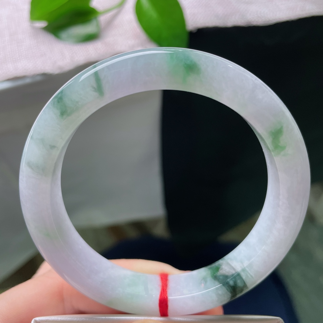 60/12.4/9.3，飘花正圈，一点皮纹，浅紫如烟弥散玉身，片片飘花随性散开，莹润水光衬得人雅致脱