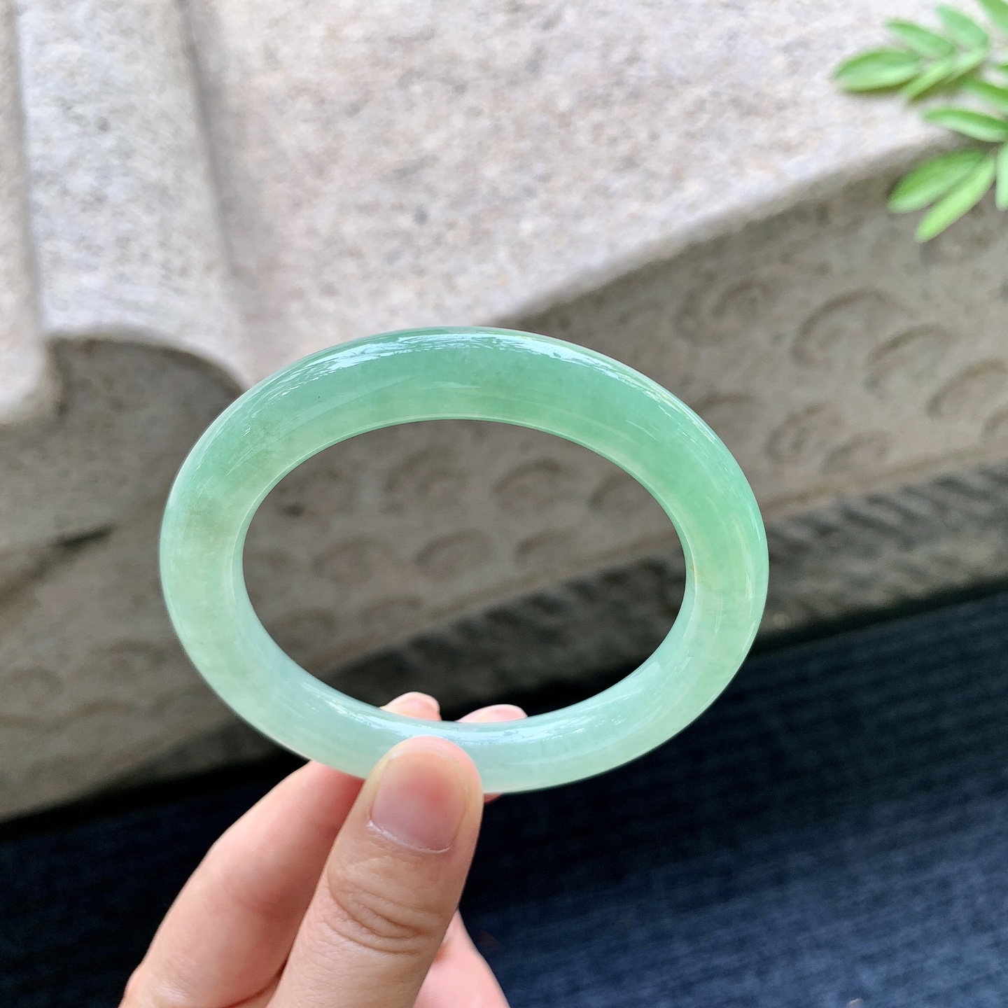 圆条55 56 圈口56.5/9.9/9.9 编码HJ090904 糯冰满绿，水润，种老，细腻，无裂