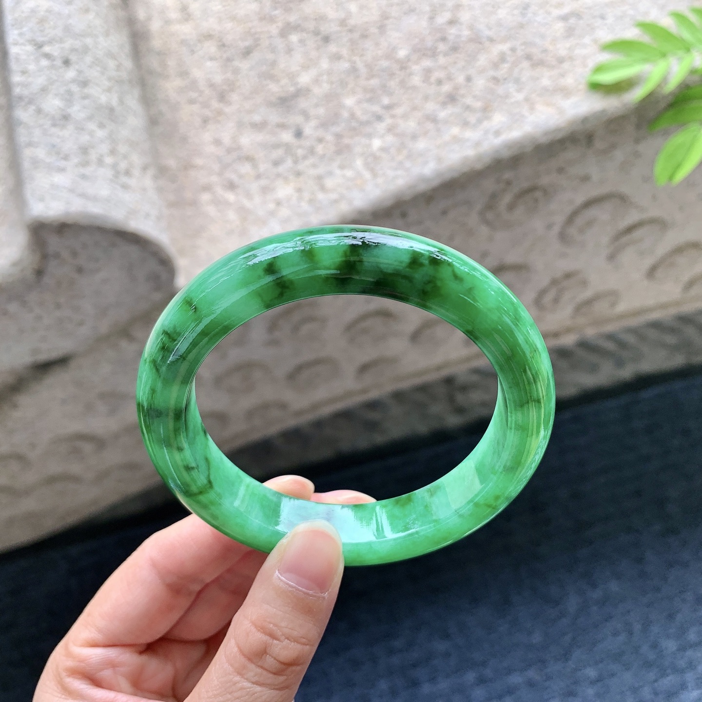 正圈58 59 圈口59.3/12.3/9.8 编码A1090559 糯冰满色，色辣，水润，种老，细腻，内圈有细微纹絮