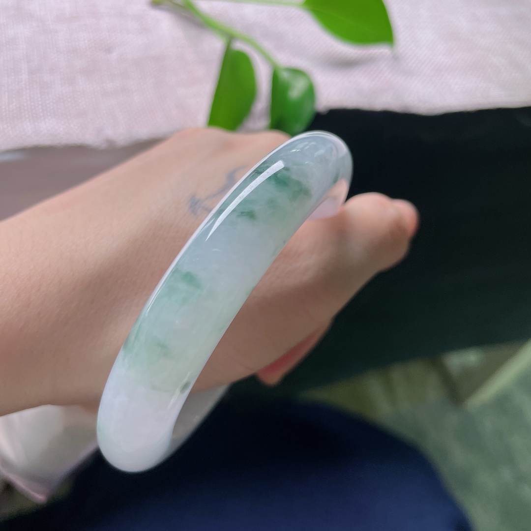 59/12.7/10.3，飘花正圈，一点皮纹，朦胧浅紫铺作玉底，写意飘花错落其间，抬腕便是独属于东方的浪漫。ss59027a