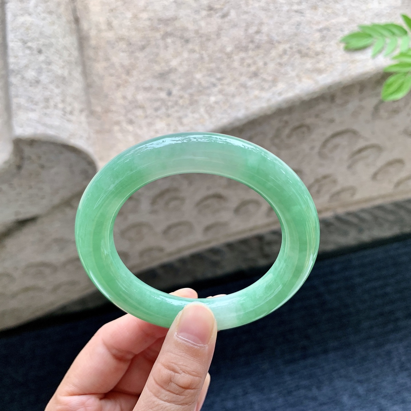 圆条52 53 圈口53.4/11.1/11.1 编码HJ090703 阳绿，水润，种老，细腻，打灯有棉线