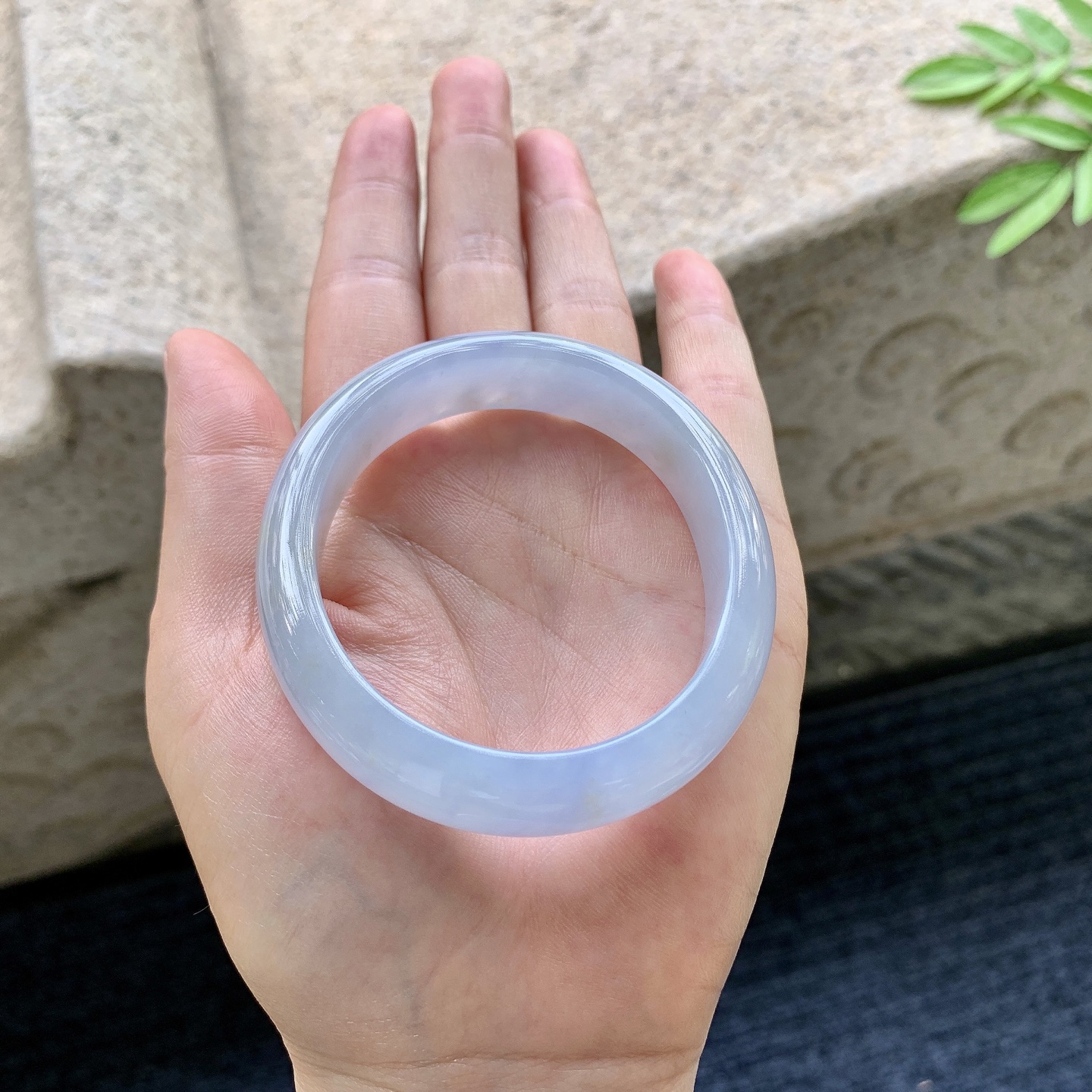 贵妃54 55 圈口55.5/50/12.5/7.5 编码Q5090915 飘黄翡，水润，种老，细腻，打灯有棉线
