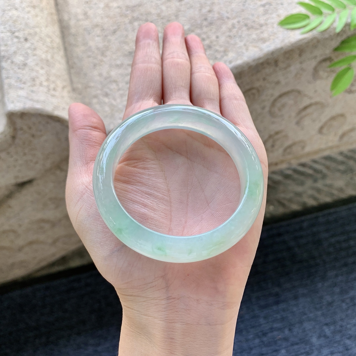 正圈52 53 圈口53/12/8.3 编码B2091523 冰糯飘绿，水润，种老，细腻，打灯有絮线