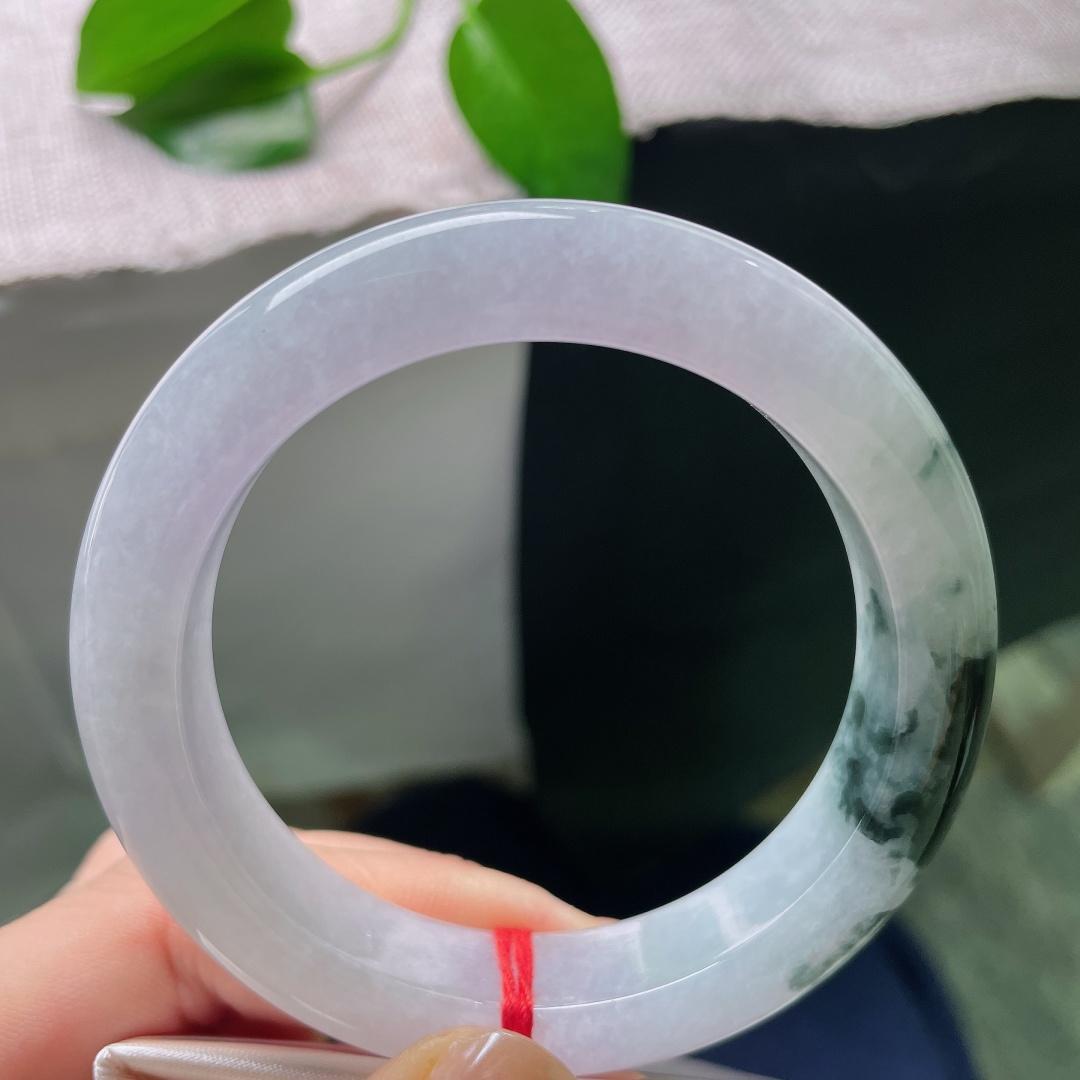 55/12.6/9.6，飘花正圈，一点皮纹，镯身漫染淡淡紫韵，深色飘花肆意挥洒，虚实相生，意境悠远耐回味。ss59033a