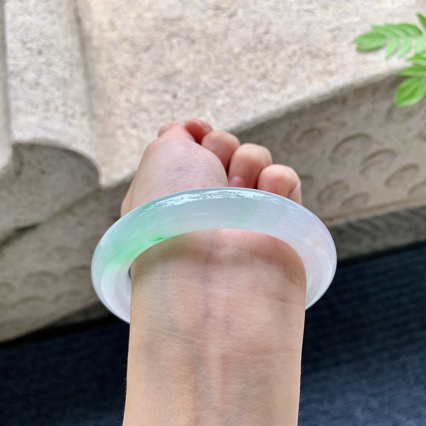 正圈54 55 圈口55.7/11/11.3 编码C5090709 糯冰飘绿，水润，种老，细腻，有纹线