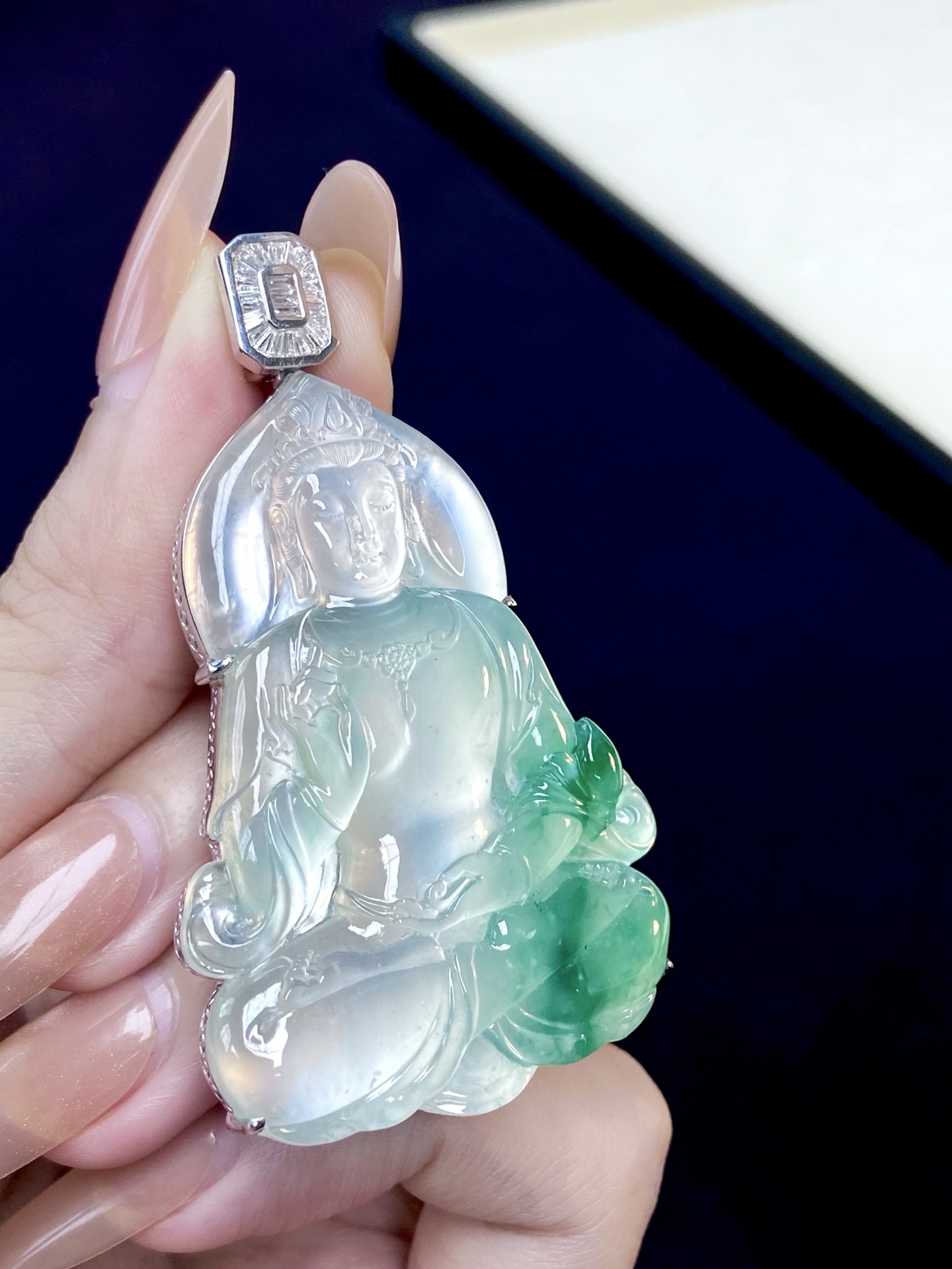 ️ 冰种木纳绿自在观音吊坠，品质货，将禅意与温润 融于方寸之间，一抹翠色空灵又端庄，戴于颈间 静心