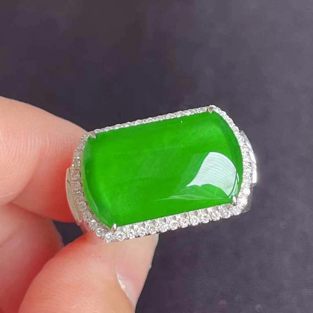 ️ 满色辣绿马鞍戒指 18k金钻镶 种好色艳 细腻感十足 品质杠杠滴 无裂，19.2-11.7-4.6