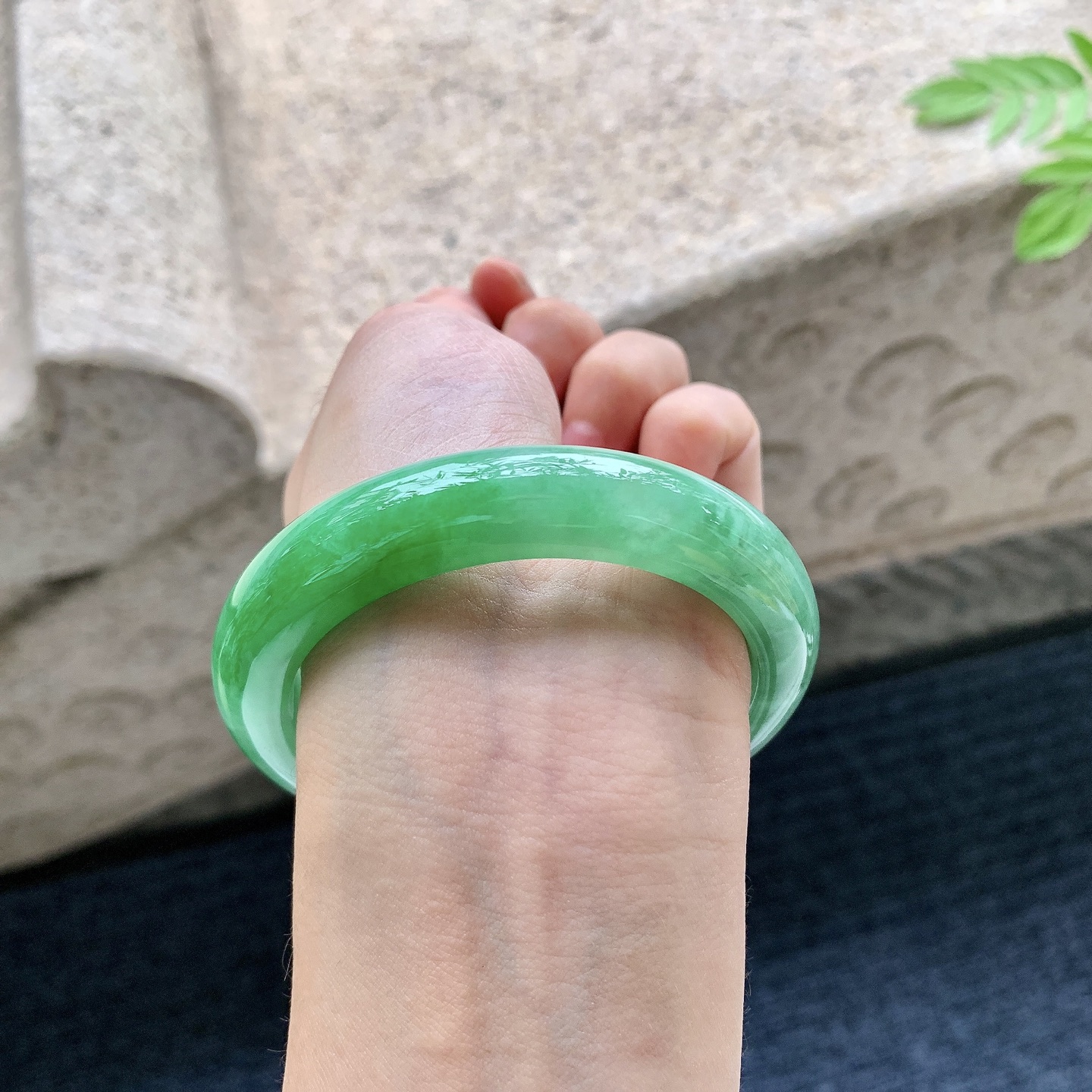 正圈55 56 圈口56/11.7/9.4 编码W6090719 糯冰飘绿，水润，种老，细腻，打灯有纹线