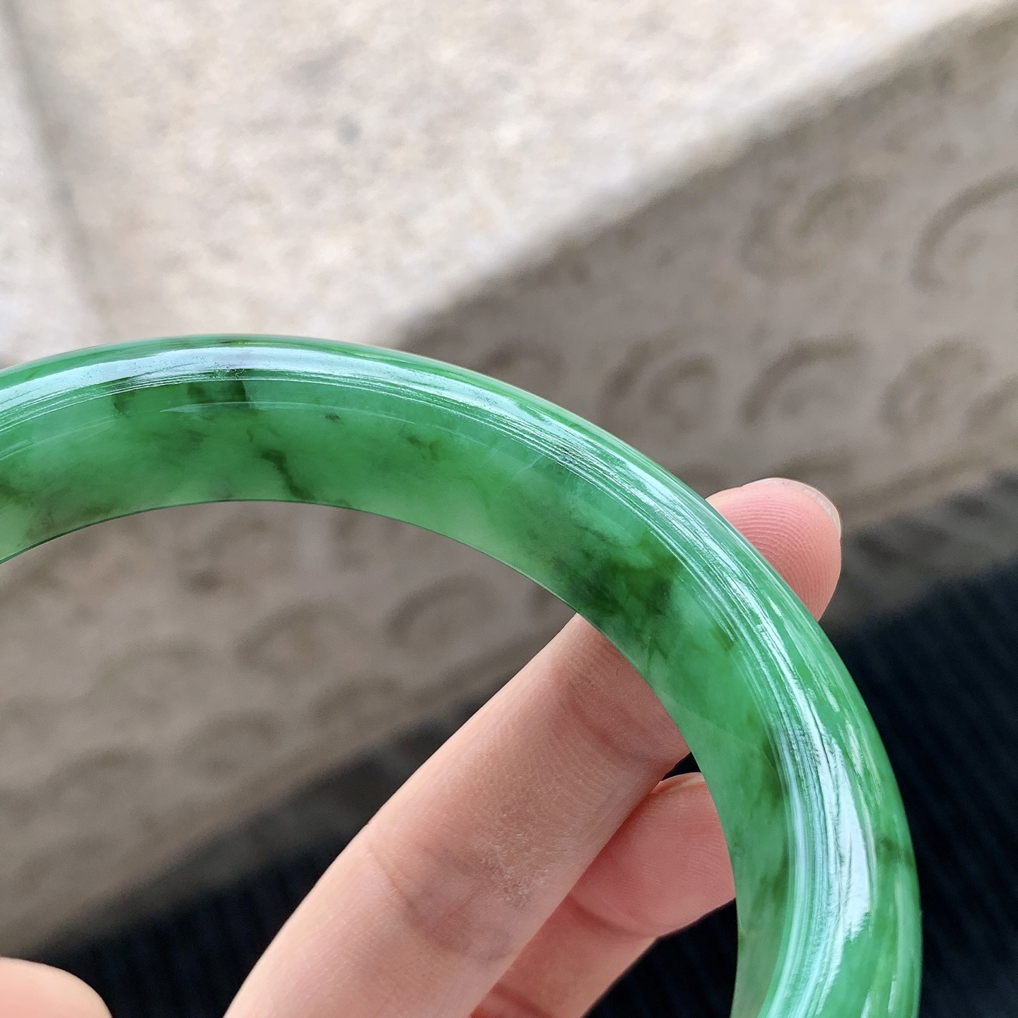 正圈58 59 圈口59.3/12.3/9.8 编码A1090559 糯冰满色，色辣，水润，种老，细腻，内圈有细微纹絮