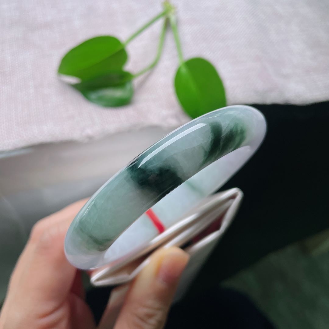 60/12.8/10.1，飘花正圈，一点皮纹，春带彩飘花翡翠镯，底温柔恬静，墨花写意，每一处皆是天然画意。ss59026a