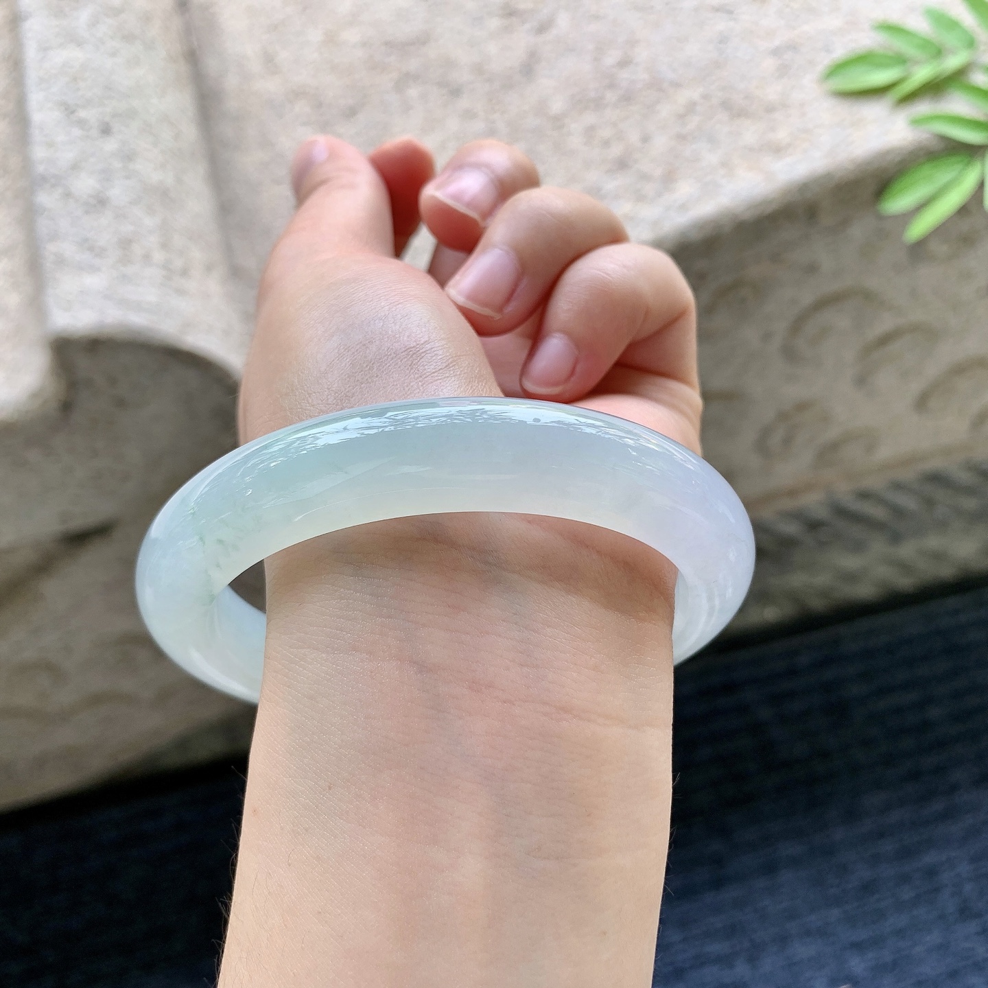 正圈53 54 圈口54.8/12.4/10.2 编码T1090727 糯冰淡春彩，水润，种老，细腻，有纹线