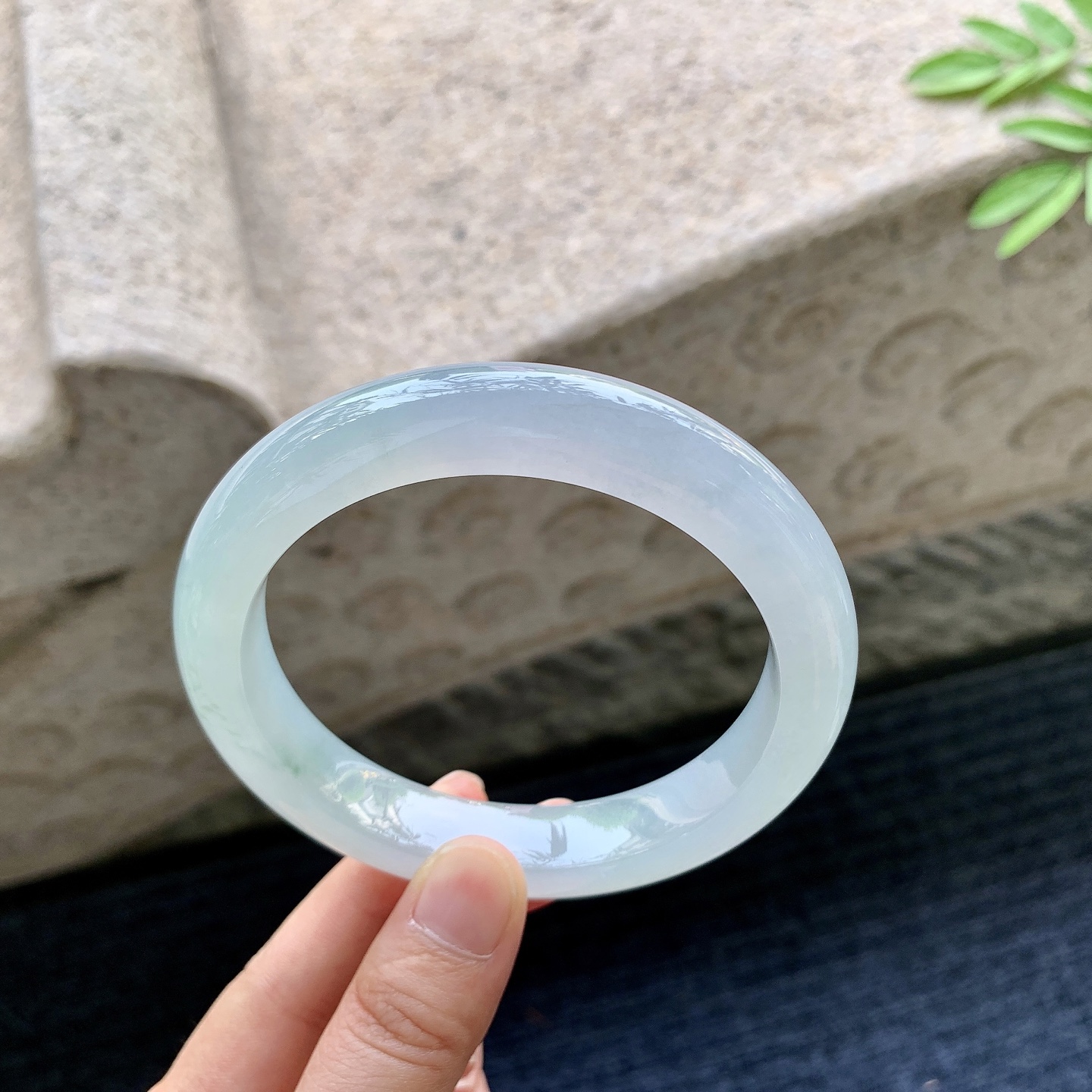 正圈53 54 圈口54.8/12.4/10.2 编码T1090727 糯冰淡春彩，水润，种老，细腻，有纹线