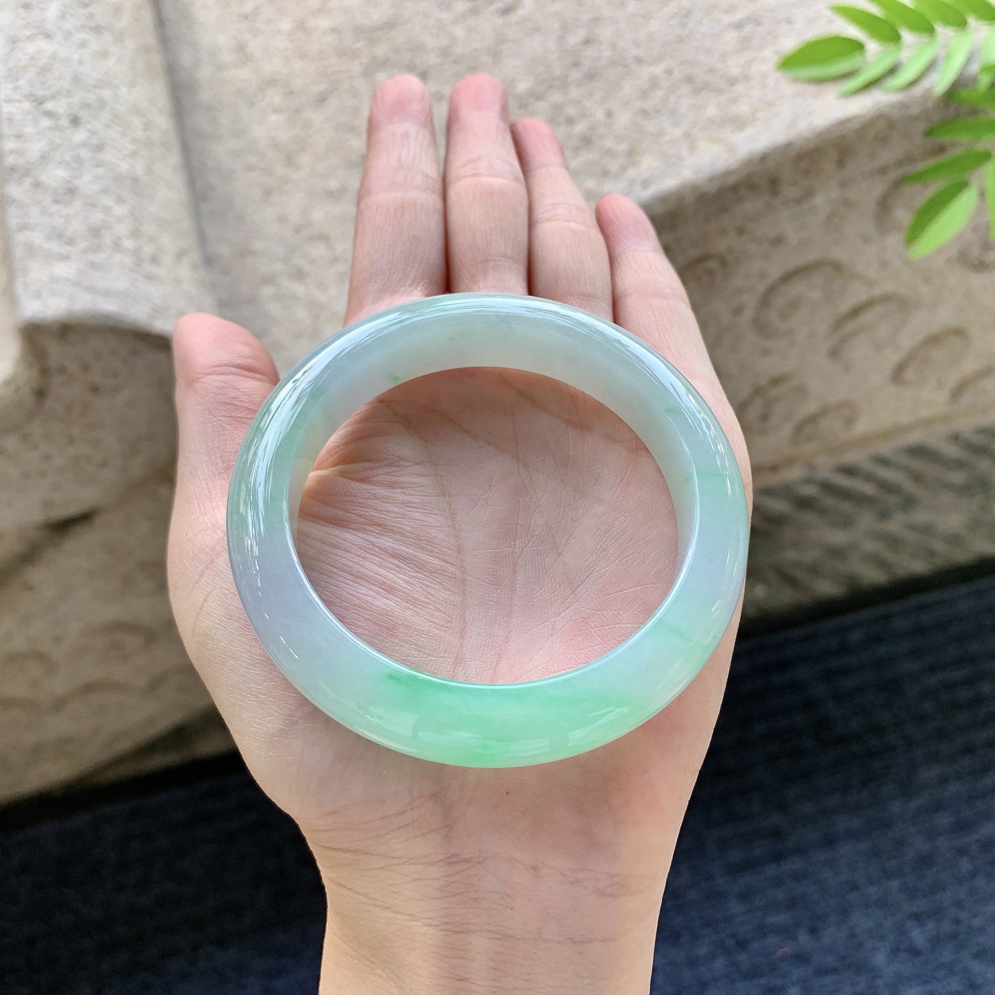 正圈54 55 圈口55.6/12.3/8.9 编码C11091503 春彩，水润，种老，细腻，无裂