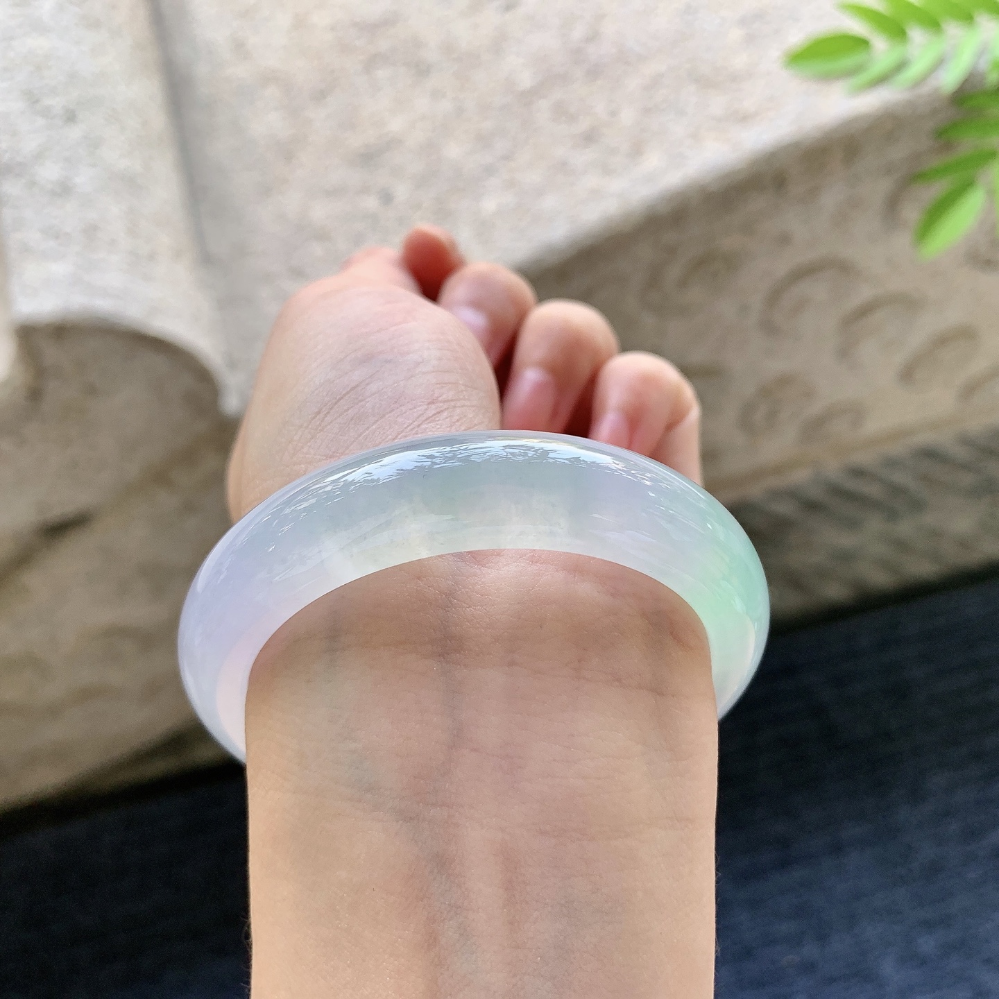 正圈51 52 圈口52.4/13/8 编码C11091506 冰糯春彩，水润，种老，细腻，无裂